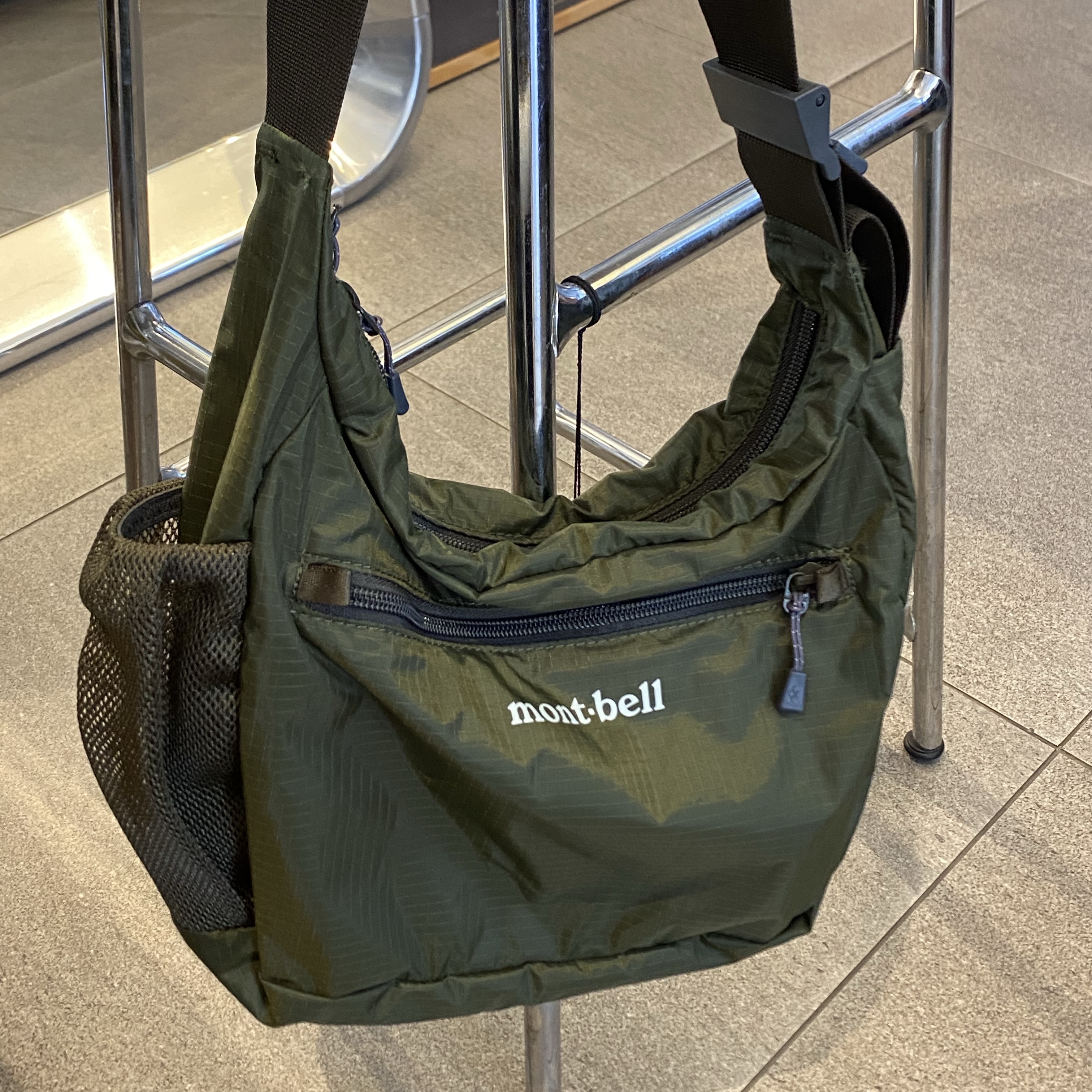 Montbell Pocketable Light Shoulder Bag Small Khaki Green 착용 스타일
