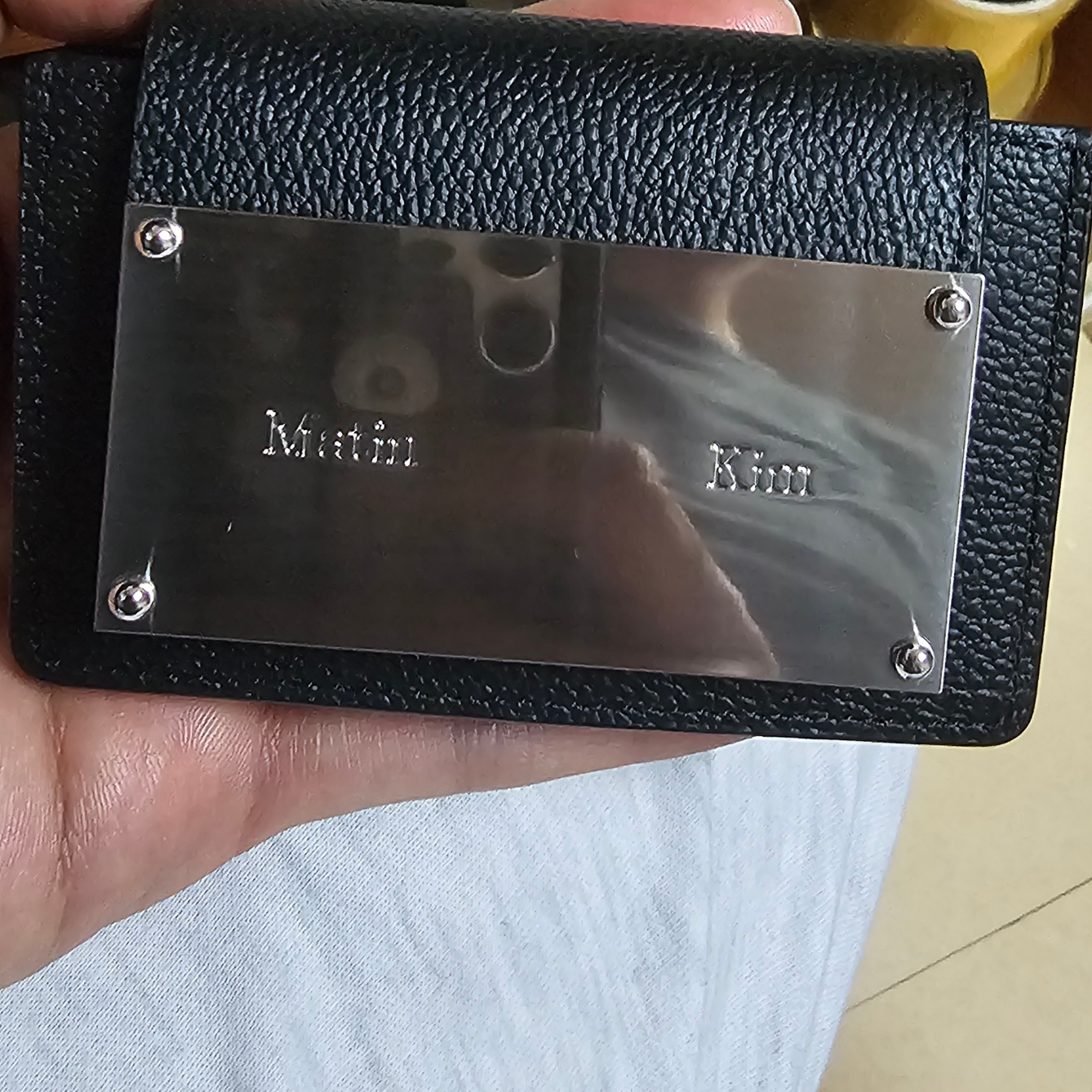 Matin Kim Accordion Wallet Black 착용 스타일