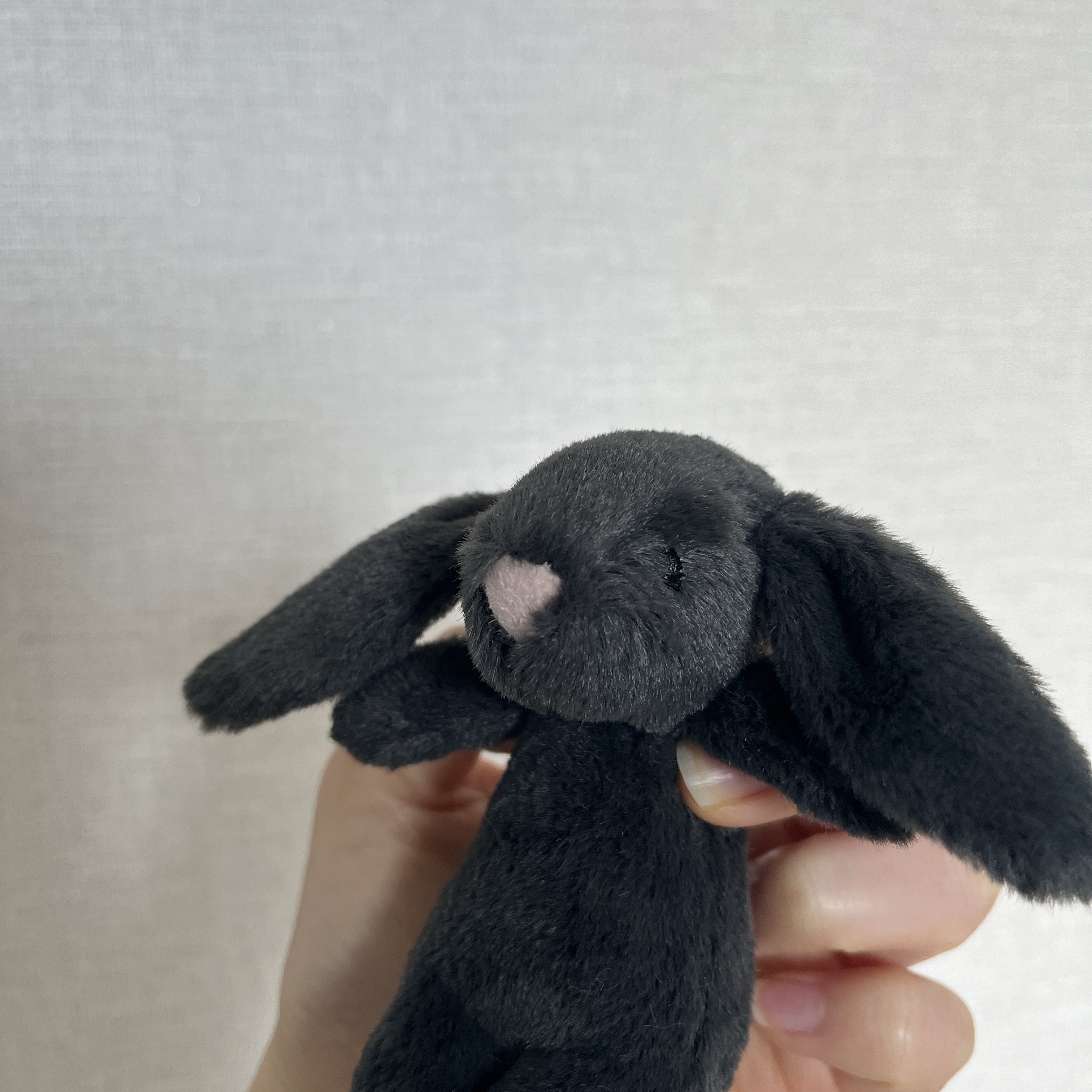 Jellycat Bashful Bunny Bag Charm Ink 착용 스타일