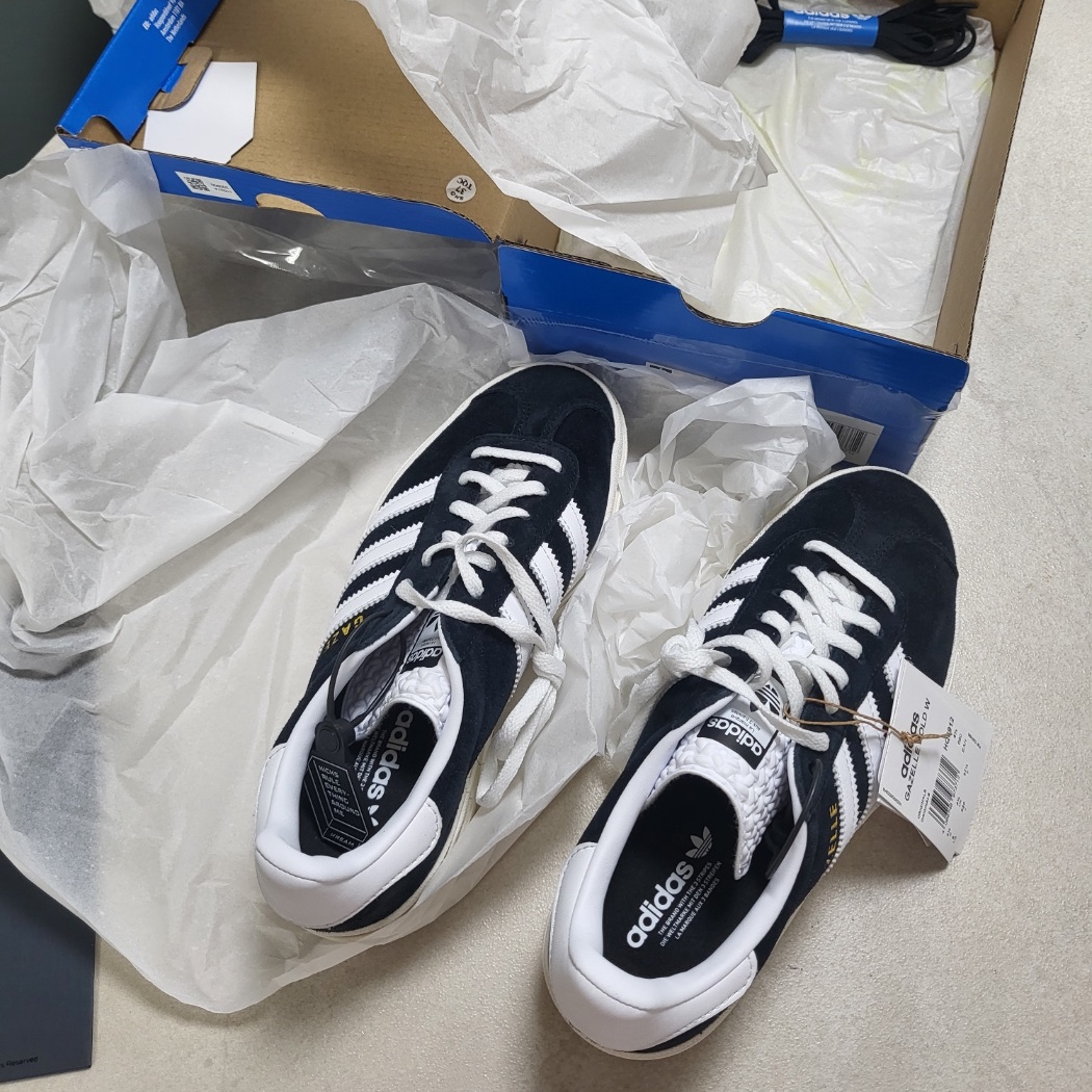(W) Adidas Gazelle Bold Core Black Cloud White 착용 스타일 - 2