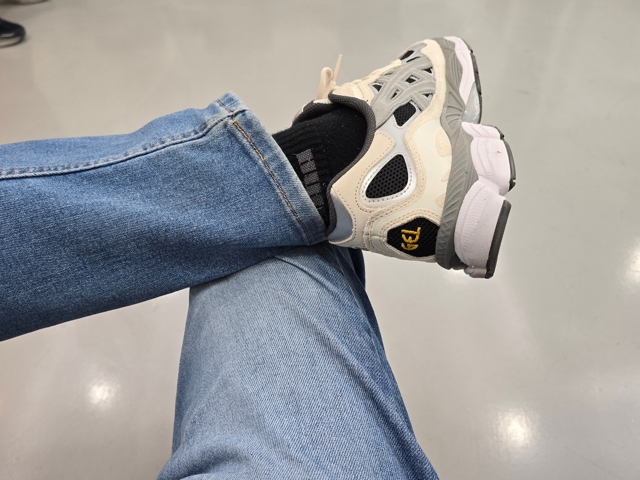 Asics Gel-NYC Black Clay Grey 착용 스타일