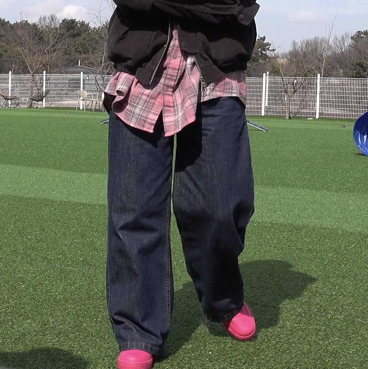 (W) Nike Air Force 1 '07 Fireberry Fierce Pink 착용 스타일 - 1