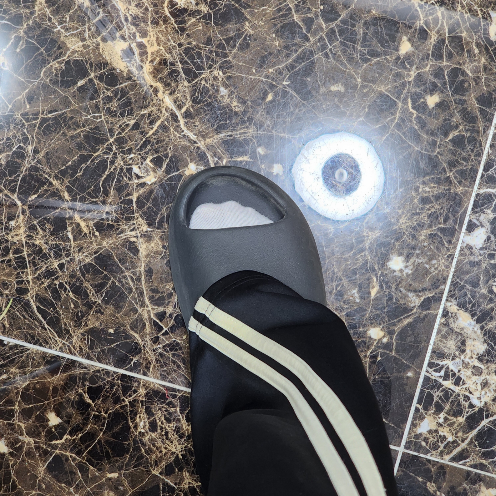 Adidas Yeezy Slide Onyx 착용 스타일