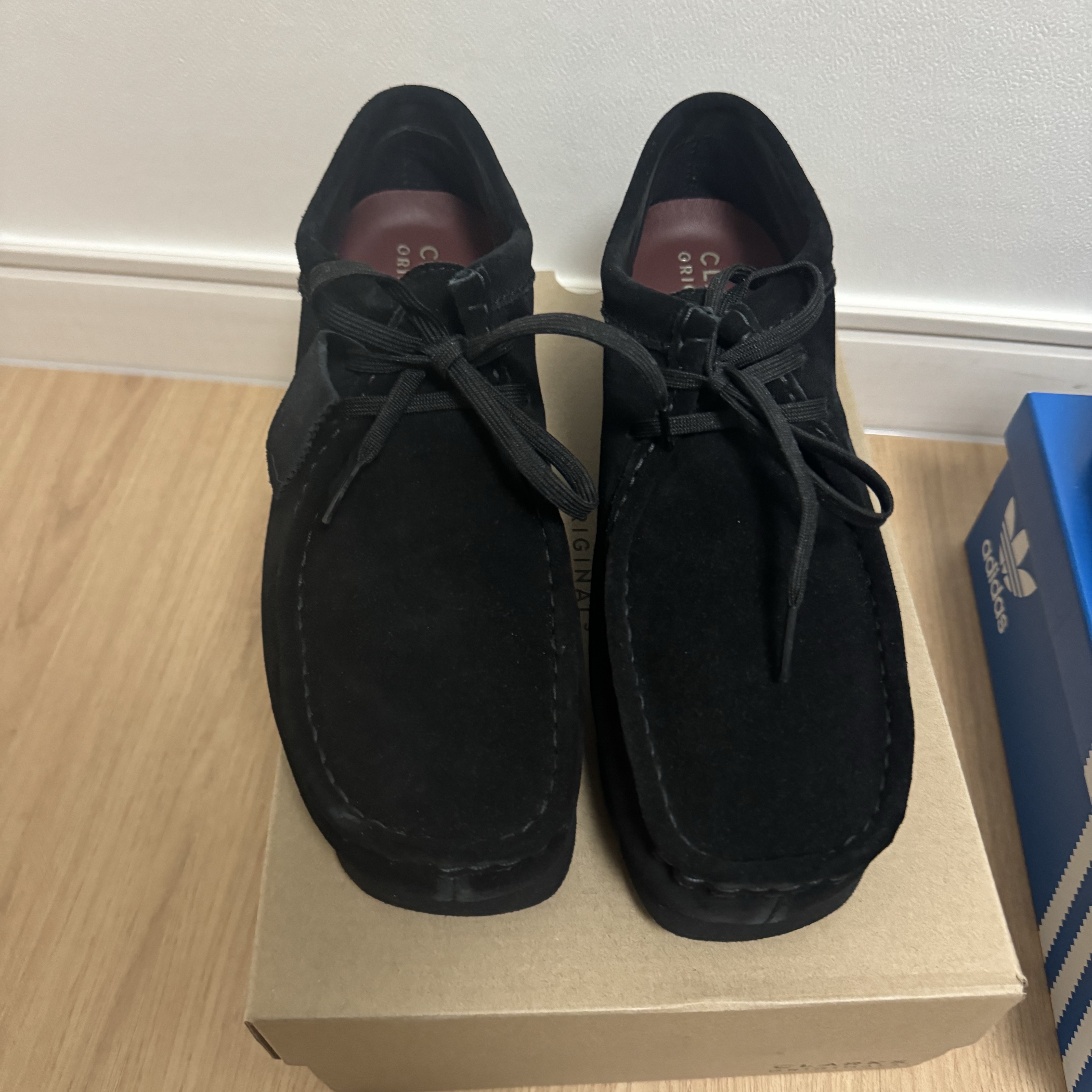Clarks Wallabee Gore-Tex Black Suede 착용 스타일