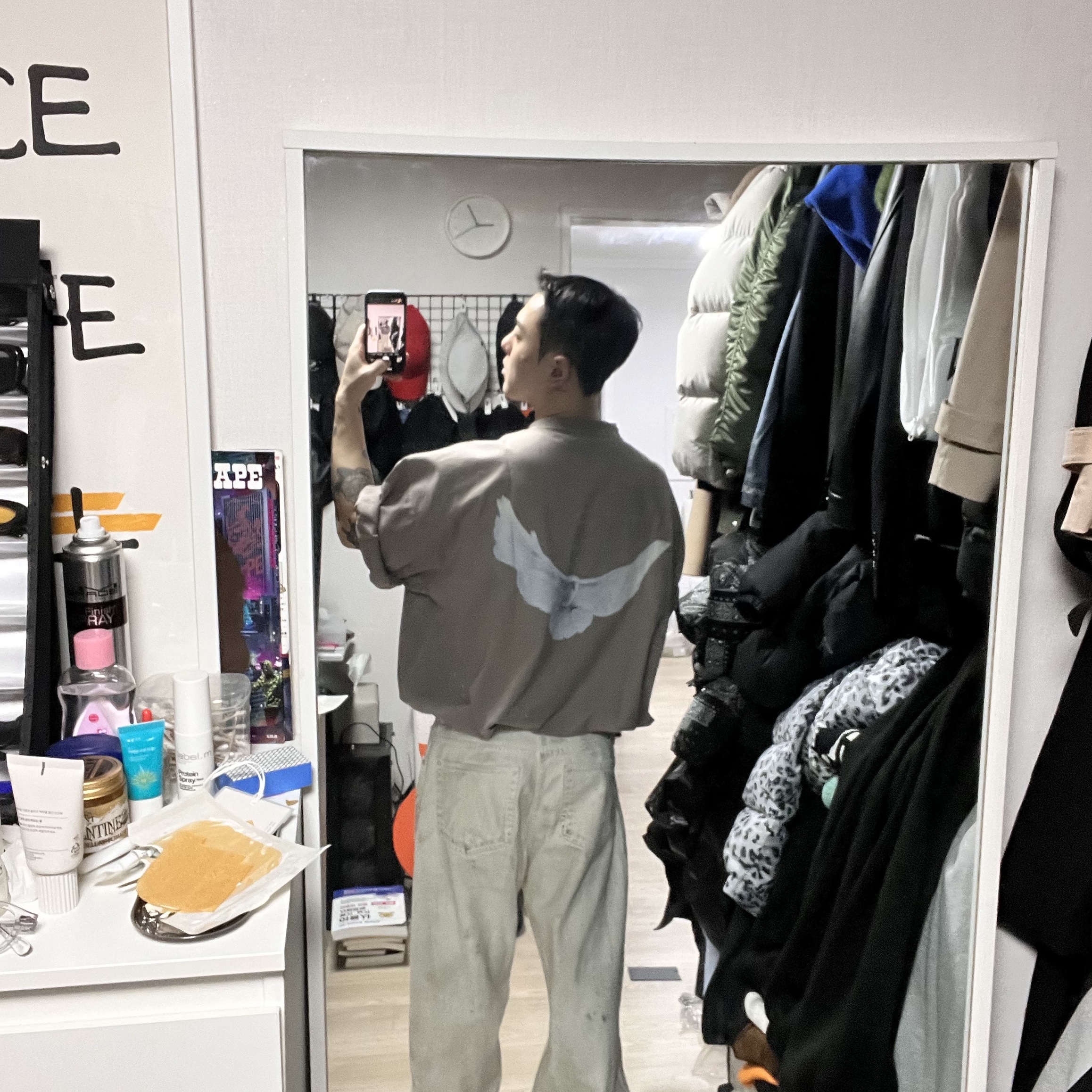 Yeezy Gap Engineered By Balenciaga Dove 3/4 Sleeve T-Shirt Beige 착용 스타일