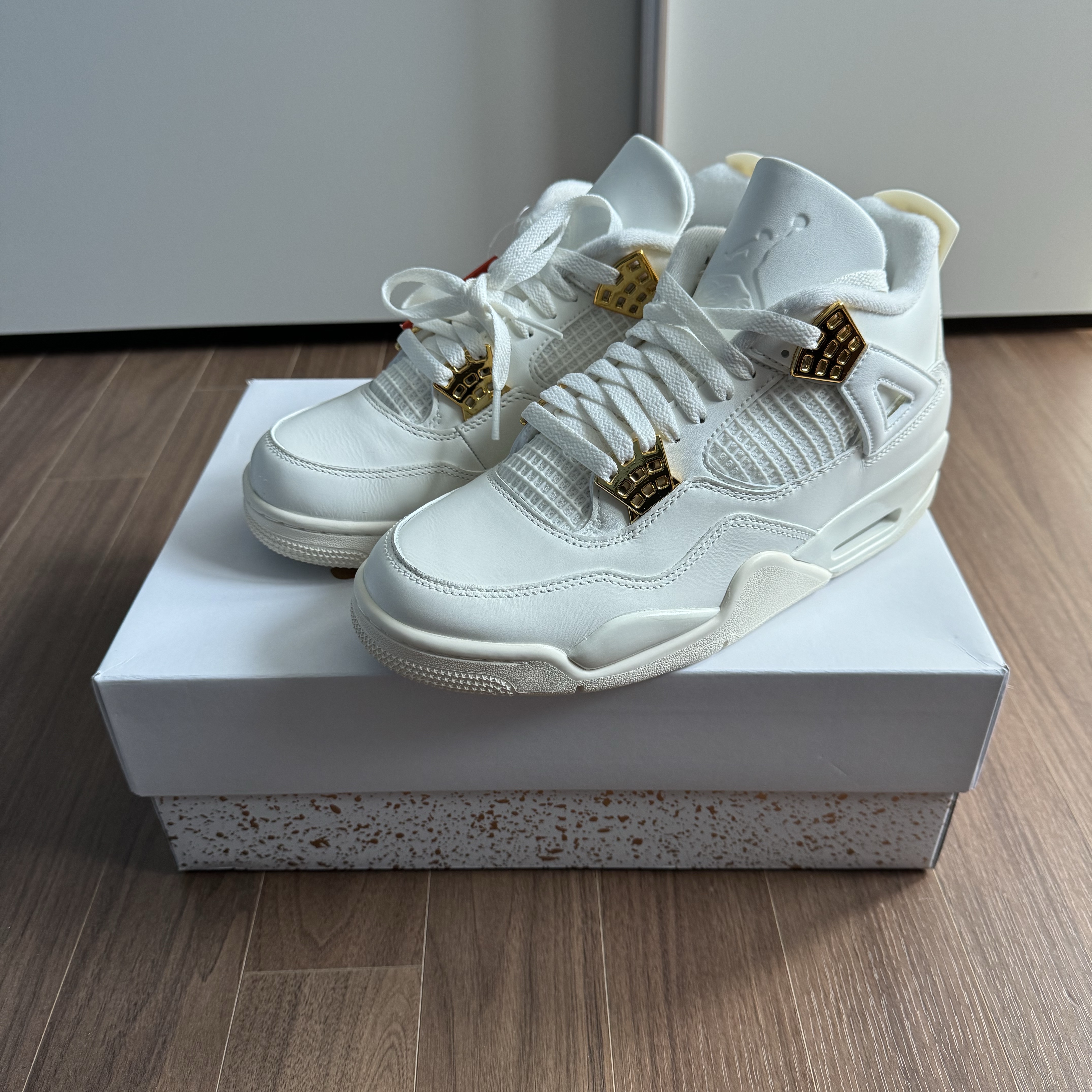 (W) Jordan 4 Retro Metallic Gold 착용 스타일
