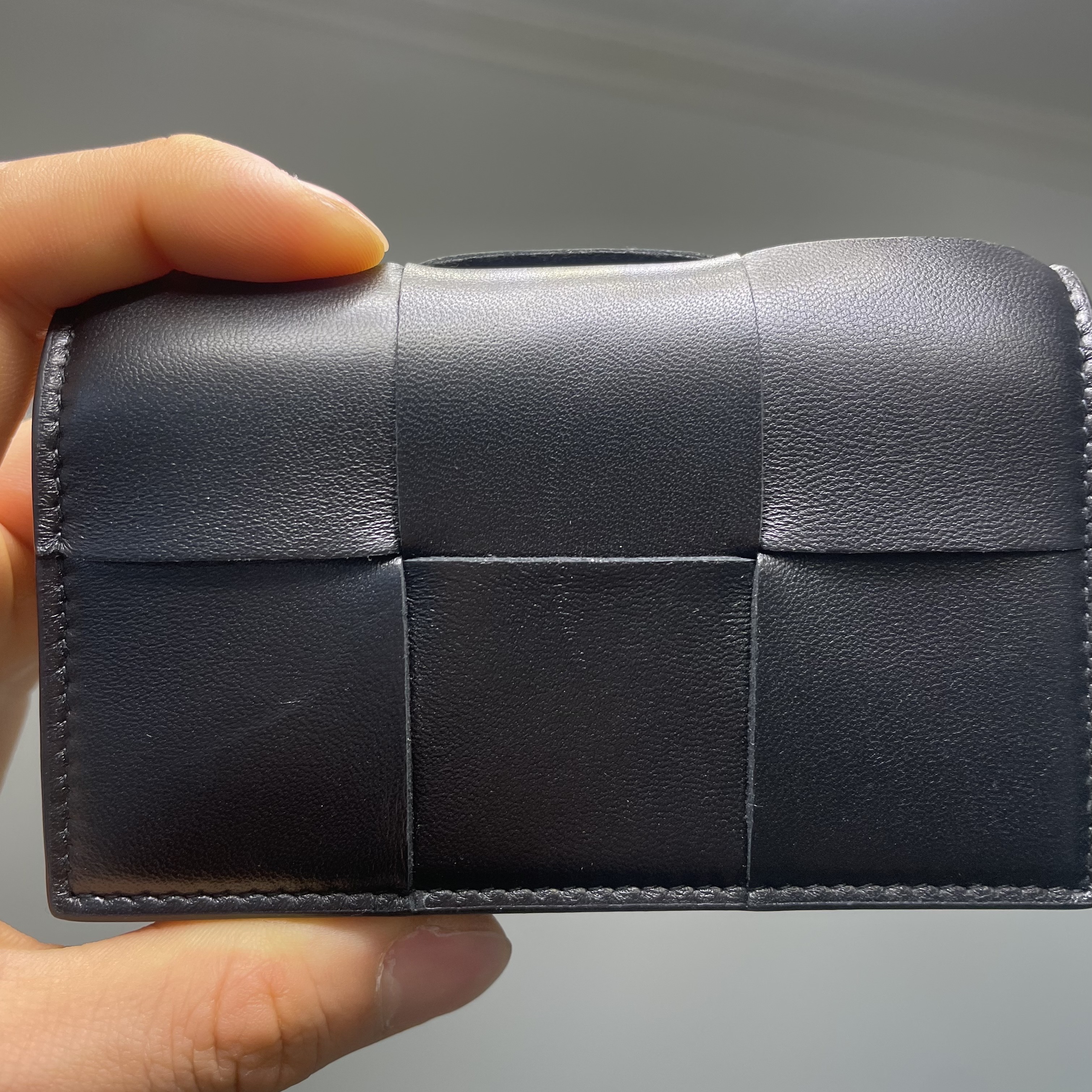 Bottega Veneta Cassette Business Card Case Black 착용 스타일 - 2