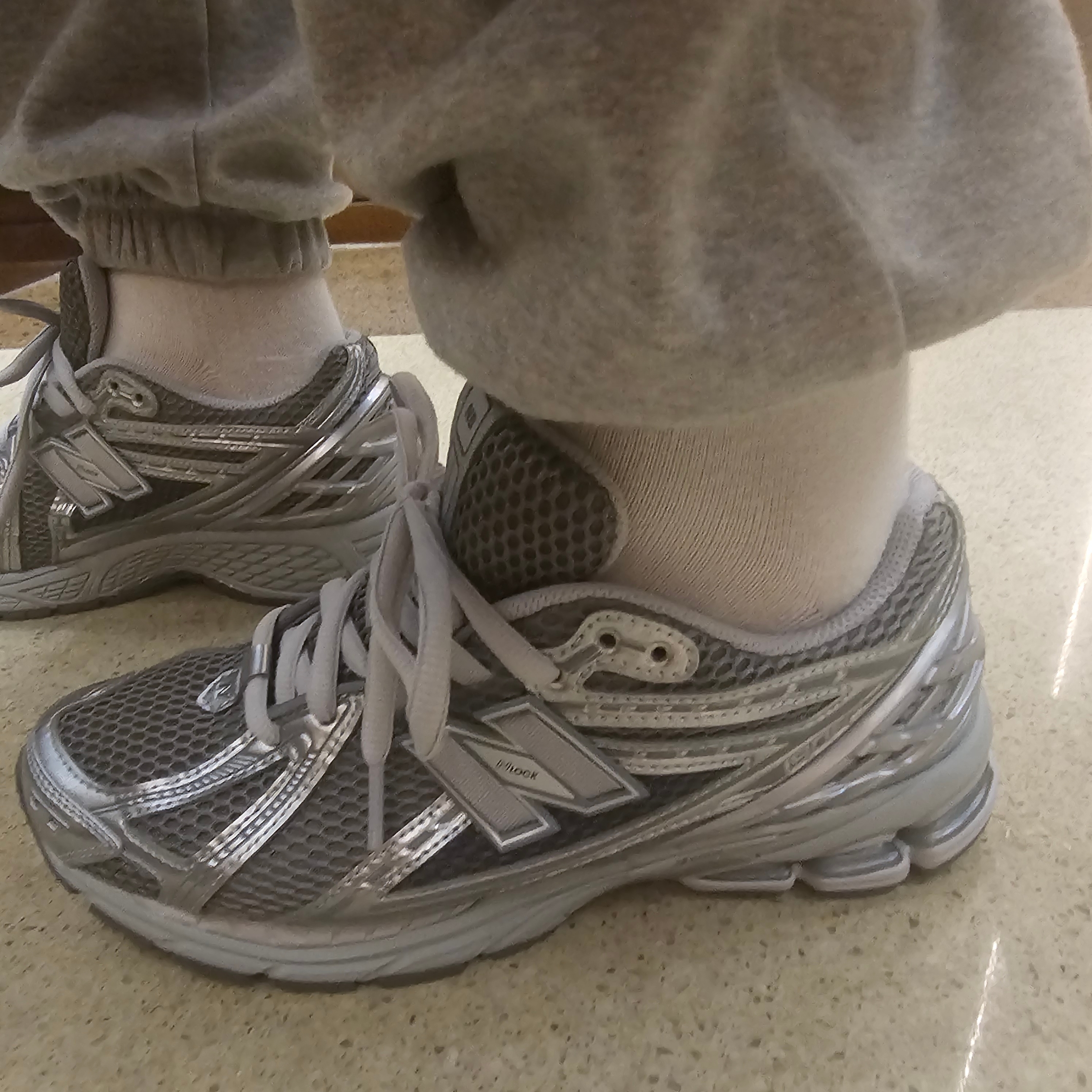 New Balance 1906R Harbor Grey Silver Metalic 착용 스타일