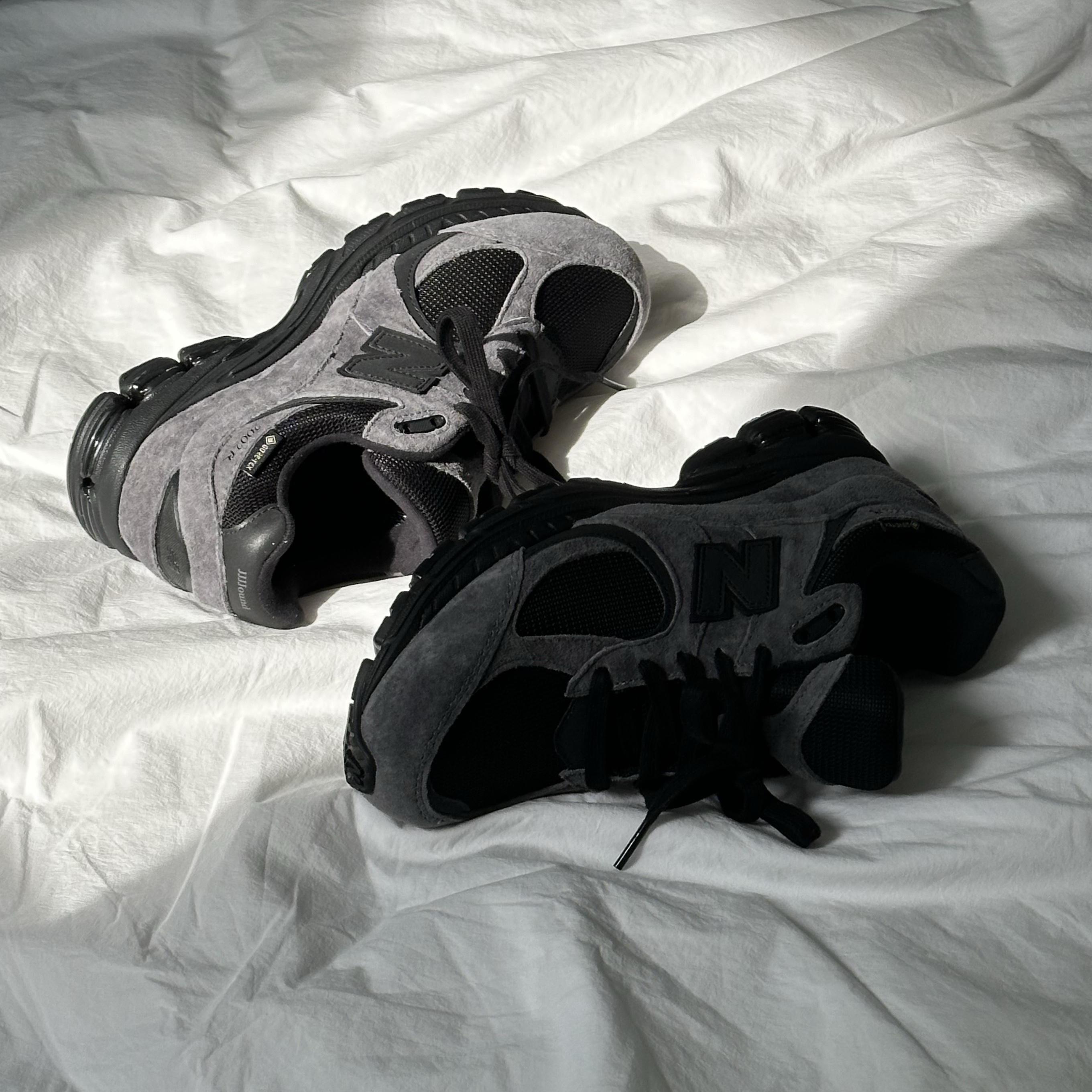 New Balance x JJJJound 2002R Gore-Tex Charcoal 착용 스타일 - 5