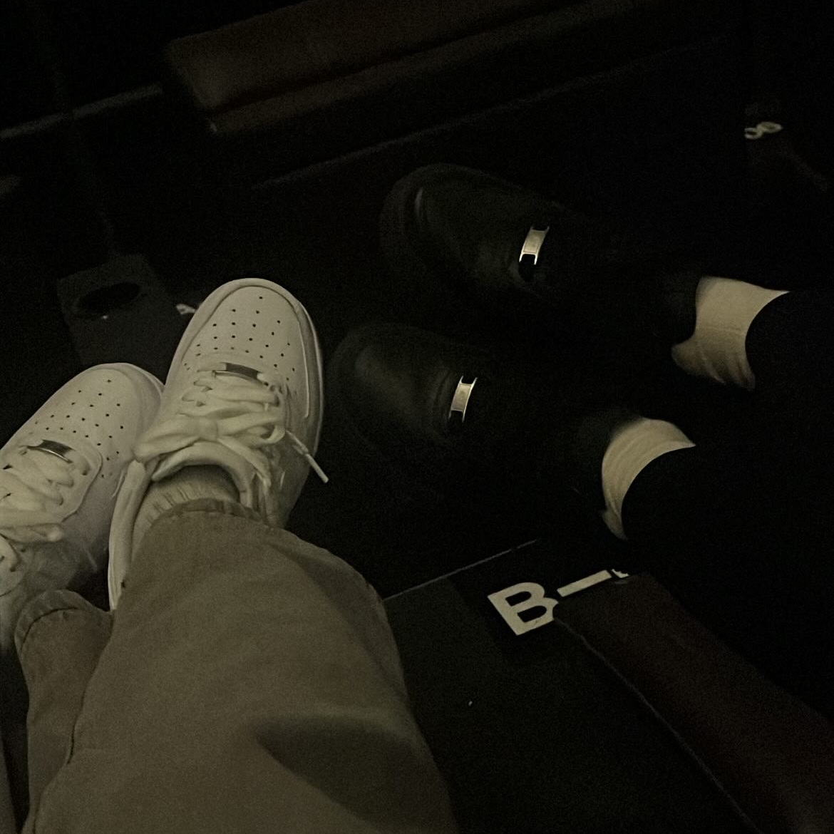 Nike Air Force 1 '07 Low White, Nike Air Force 1 '07 Low Triple Black 착용 스타일 - 2