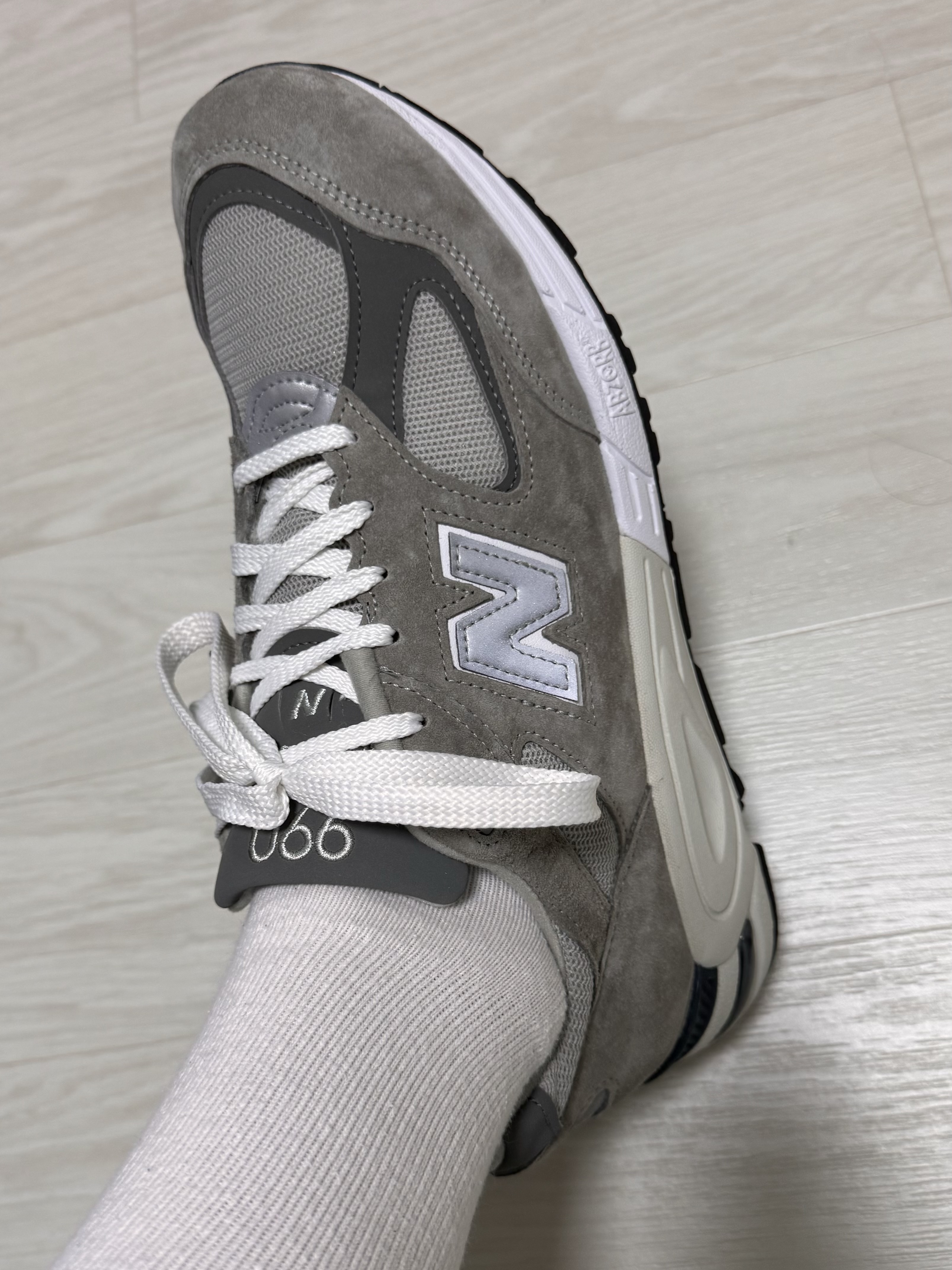 New Balance 990v2 Made in USA Grey 착용 스타일