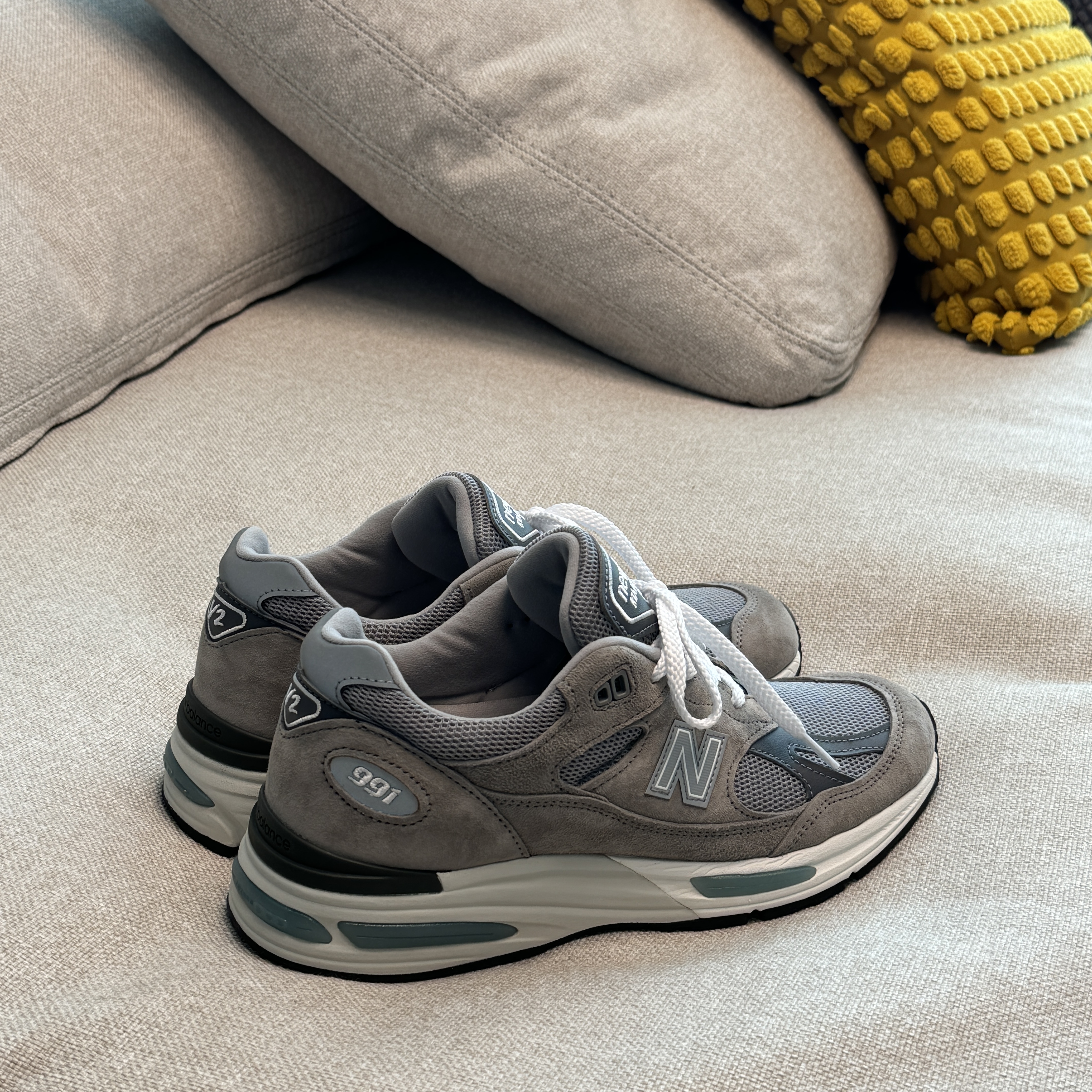 New Balance 991v2 Made in UK Rock Ridge Alloy Silver 착용 스타일 - 2