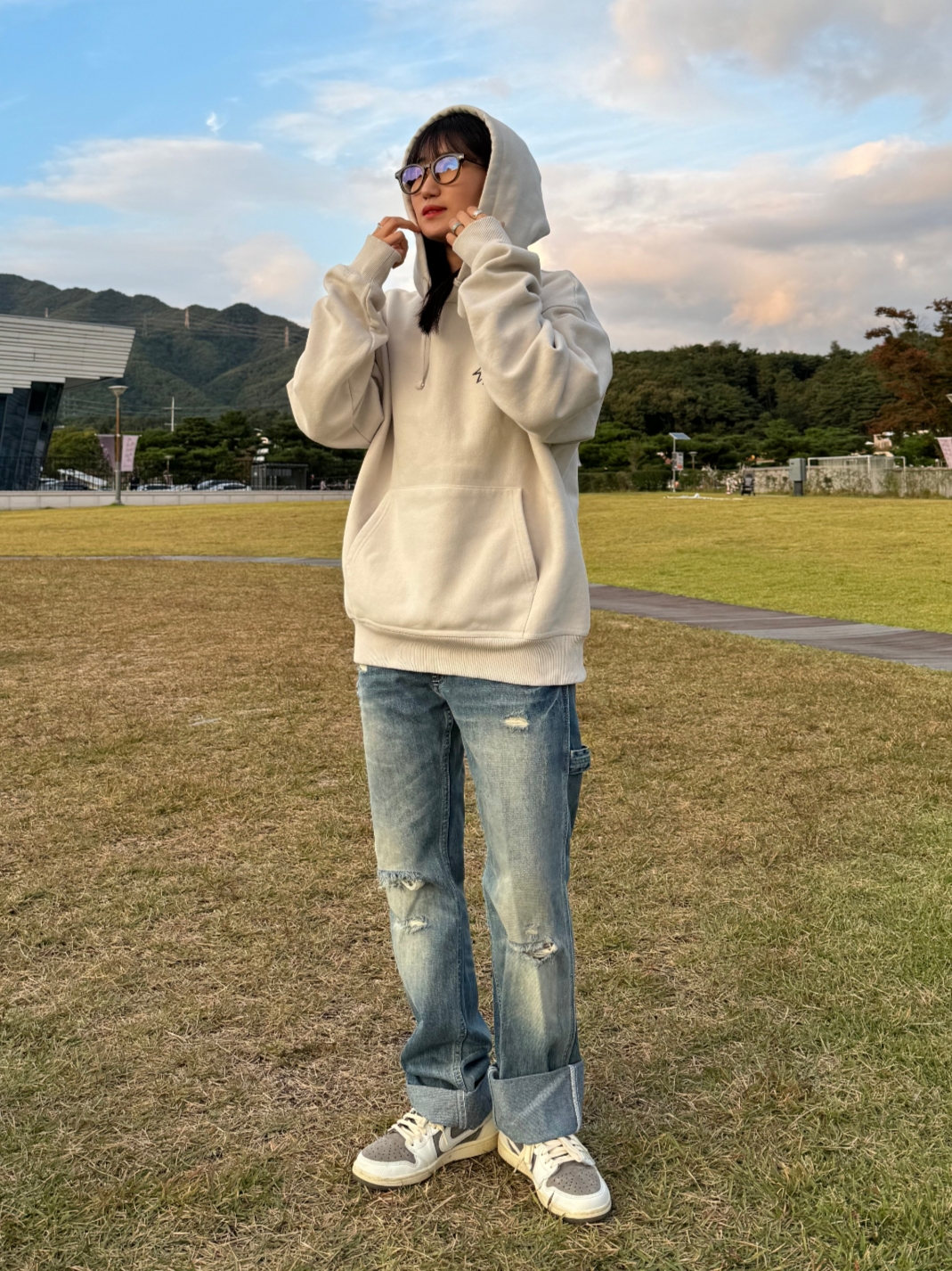 Jordan 1 x Travis Scott Retro Low OG SP Sail and Ridgerock, Stussy Stock Seoul Hood Smoke 2022 착용 스타일 - 1