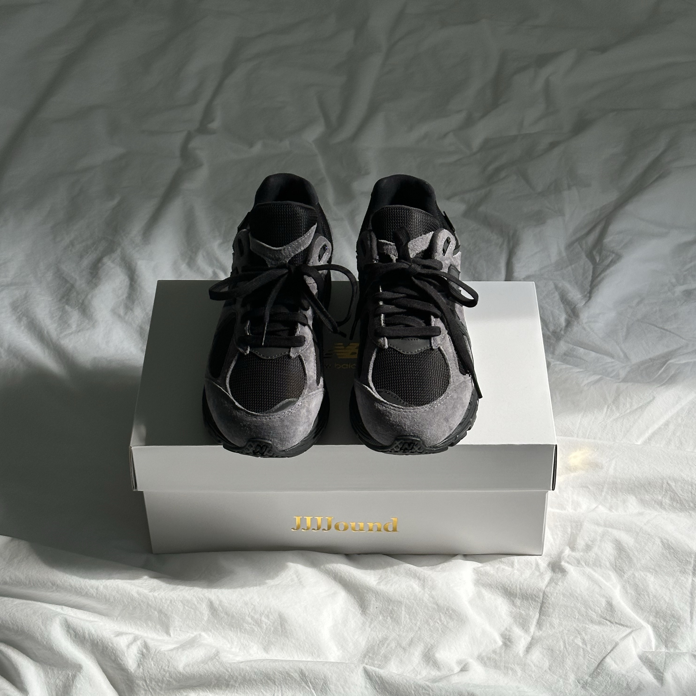 New Balance x JJJJound 2002R Gore-Tex Charcoal 착용 스타일 - 6