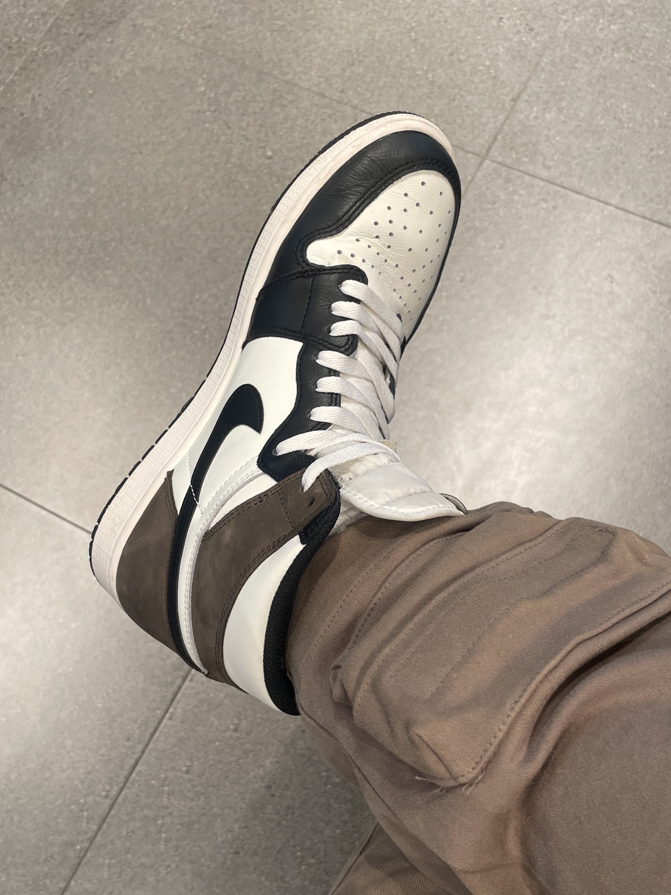Jordan 1 Retro High OG Black Mocha 착용 스타일 - 1