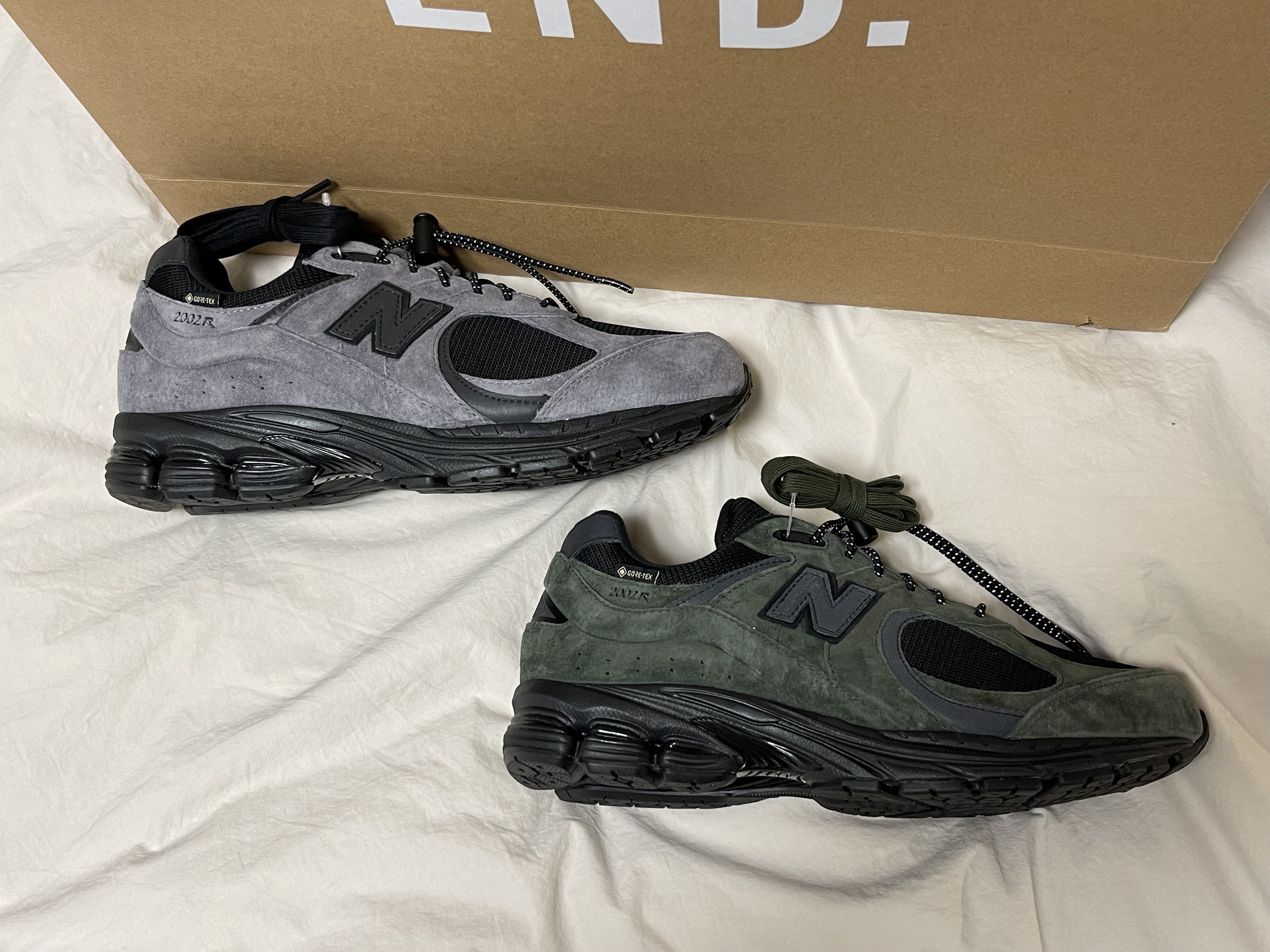 New Balance x JJJJound 2002R Gore-Tex Charcoal, New Balance x JJJJound 2002R Gore-Tex Pine 착용 스타일 - 3