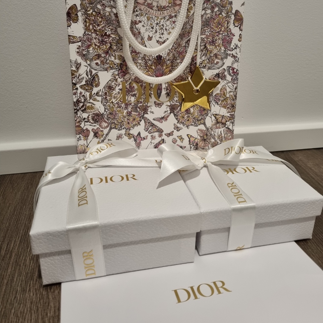 (W) Dior Petit CD Bracelet Silver Finish Metal White Crystals, (W) Dior Petit CD Necklace Silver Finish Metal White Crystals 착용 스타일 - 1