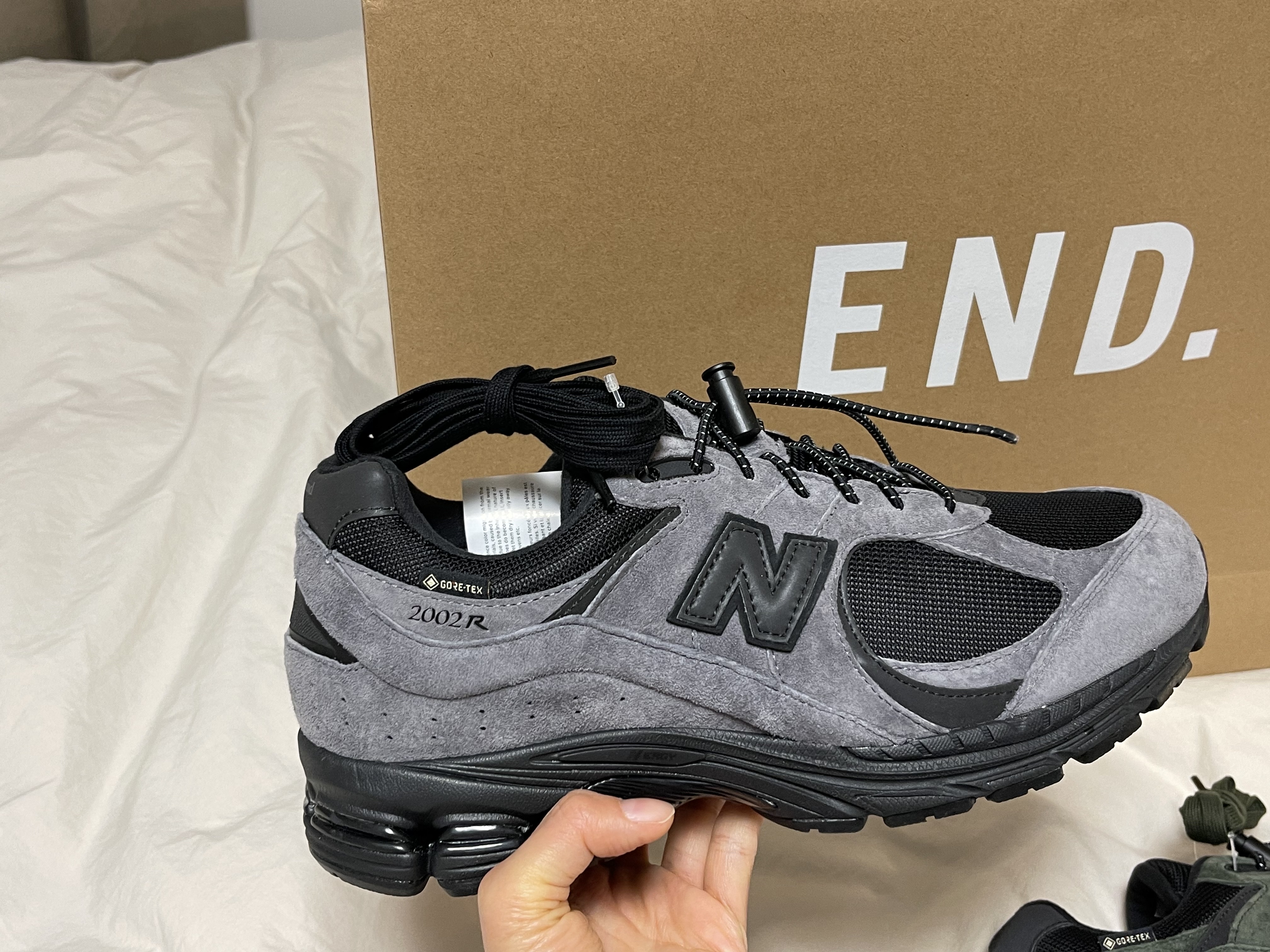 New Balance x JJJJound 2002R Gore-Tex Charcoal, New Balance x JJJJound 2002R Gore-Tex Pine 착용 스타일 - 2