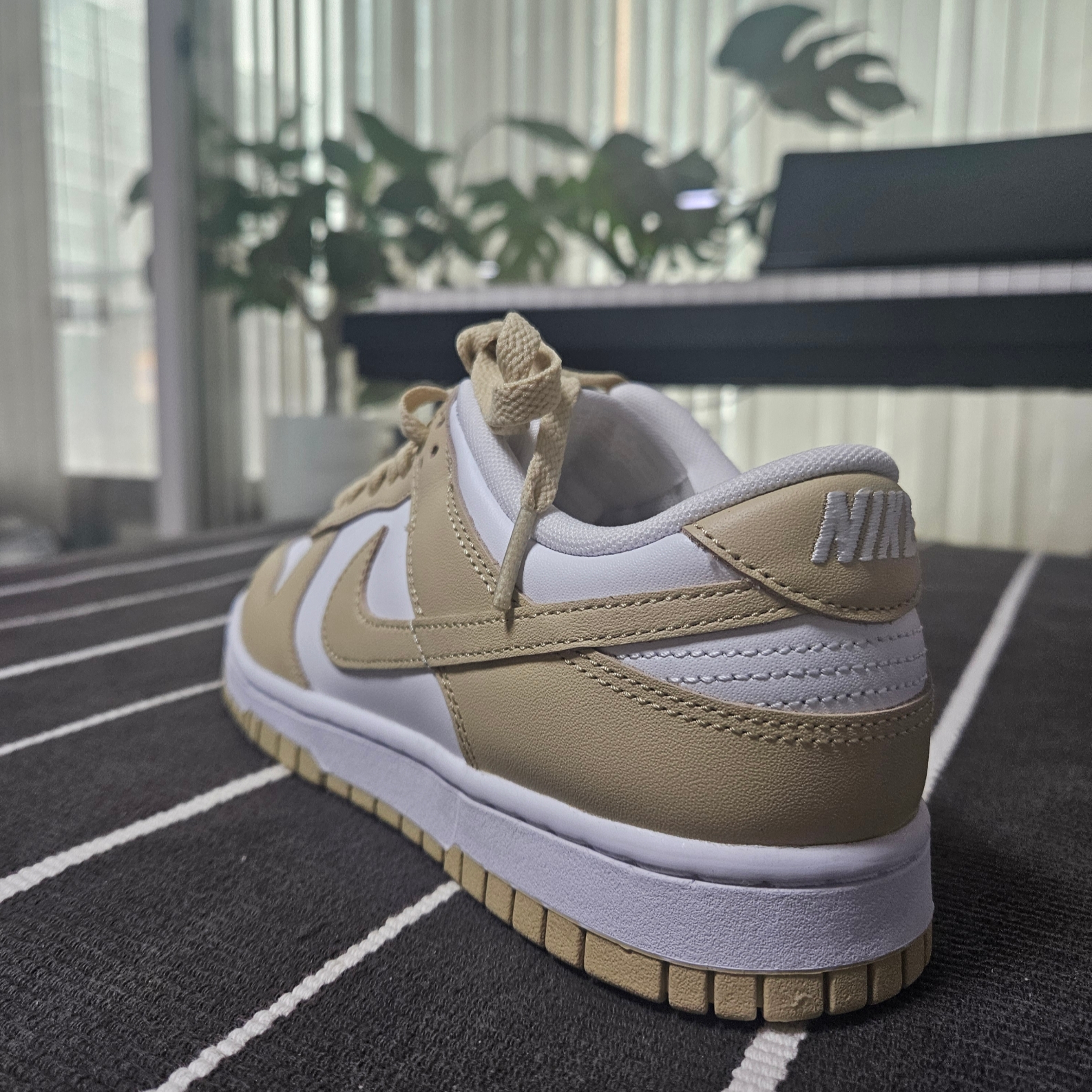 Nike Dunk Low Team Gold and White 착용 스타일