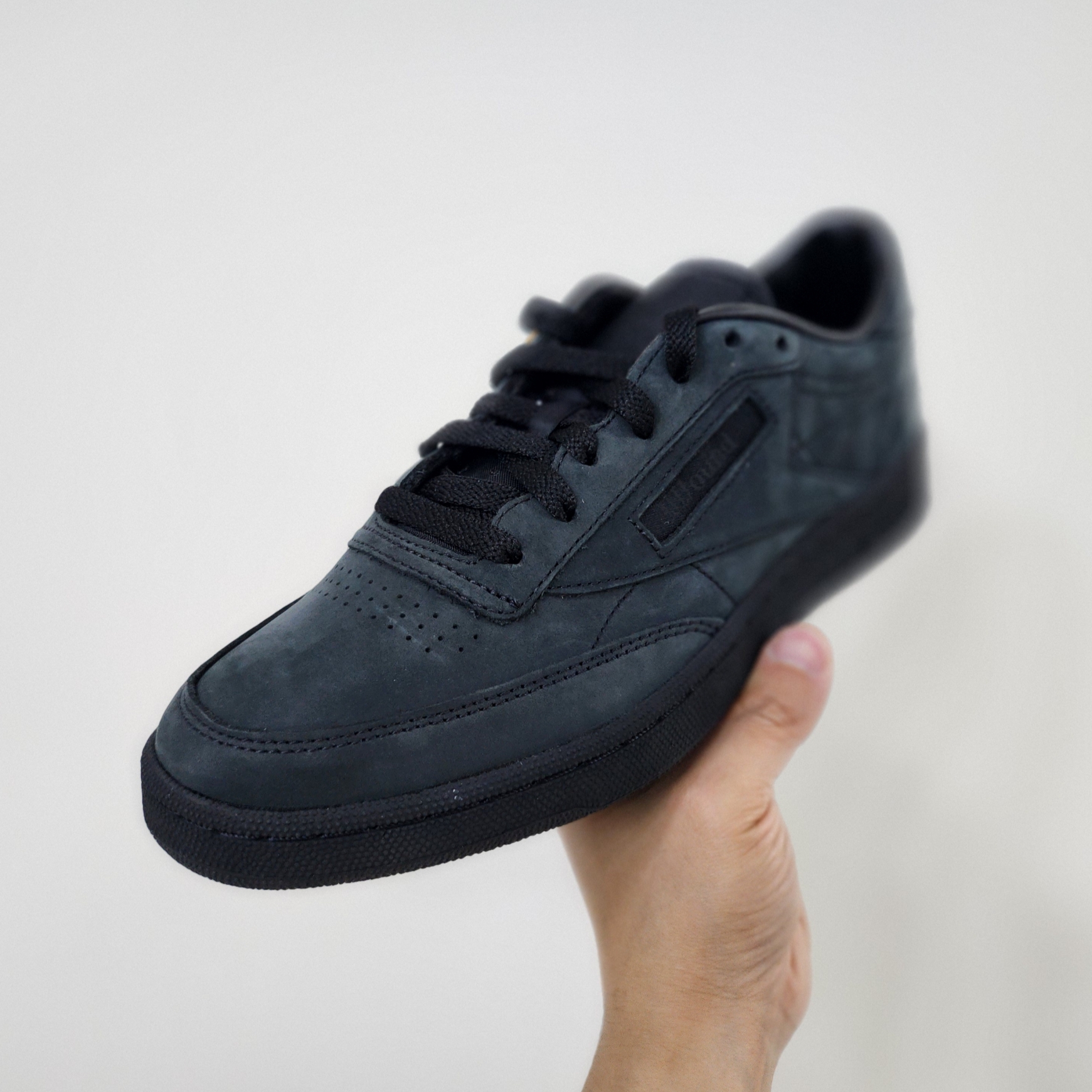 Reebok x JJJJound Club C 85 Triple Black 착용 스타일 - 1