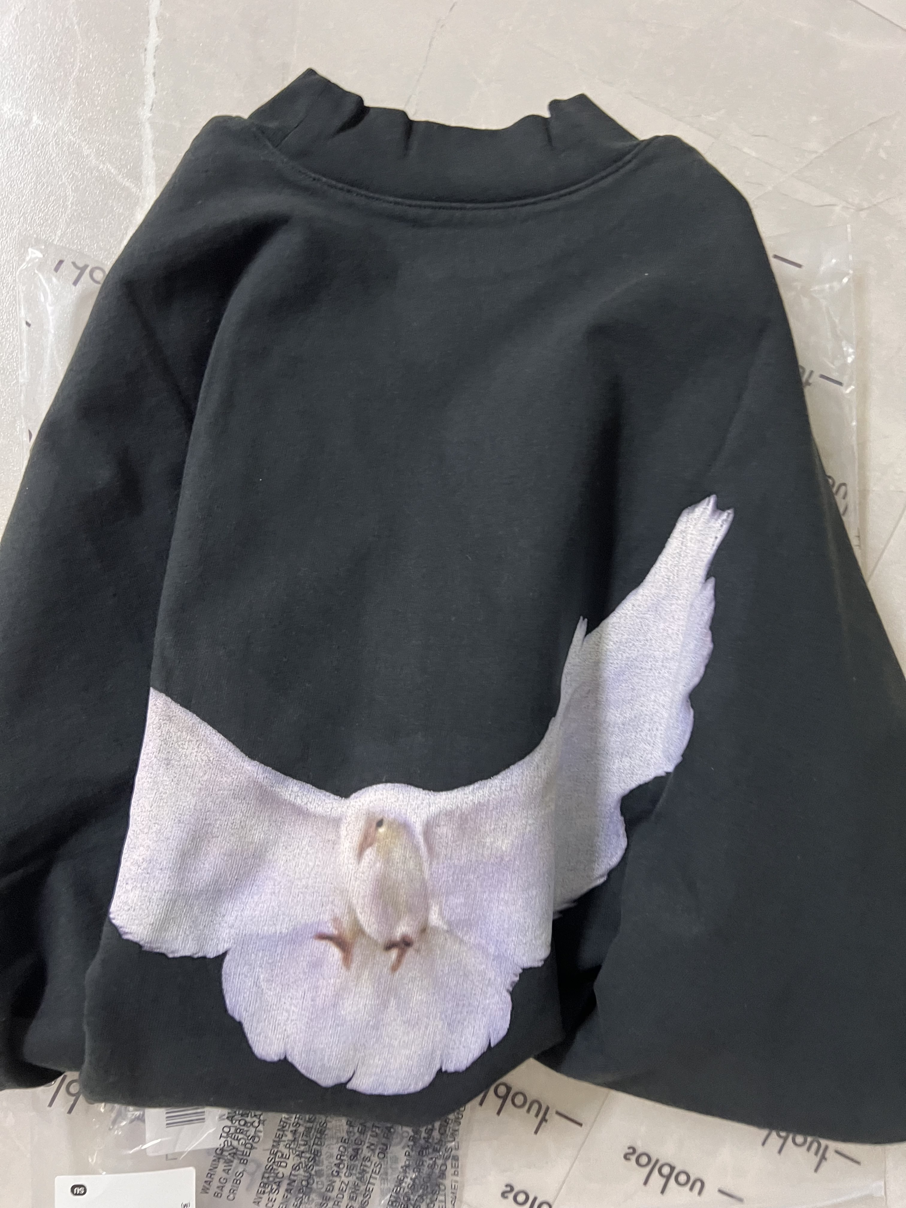 Yeezy Gap Engineered By Balenciaga Dove No Seam T-Shirt Black 착용 스타일