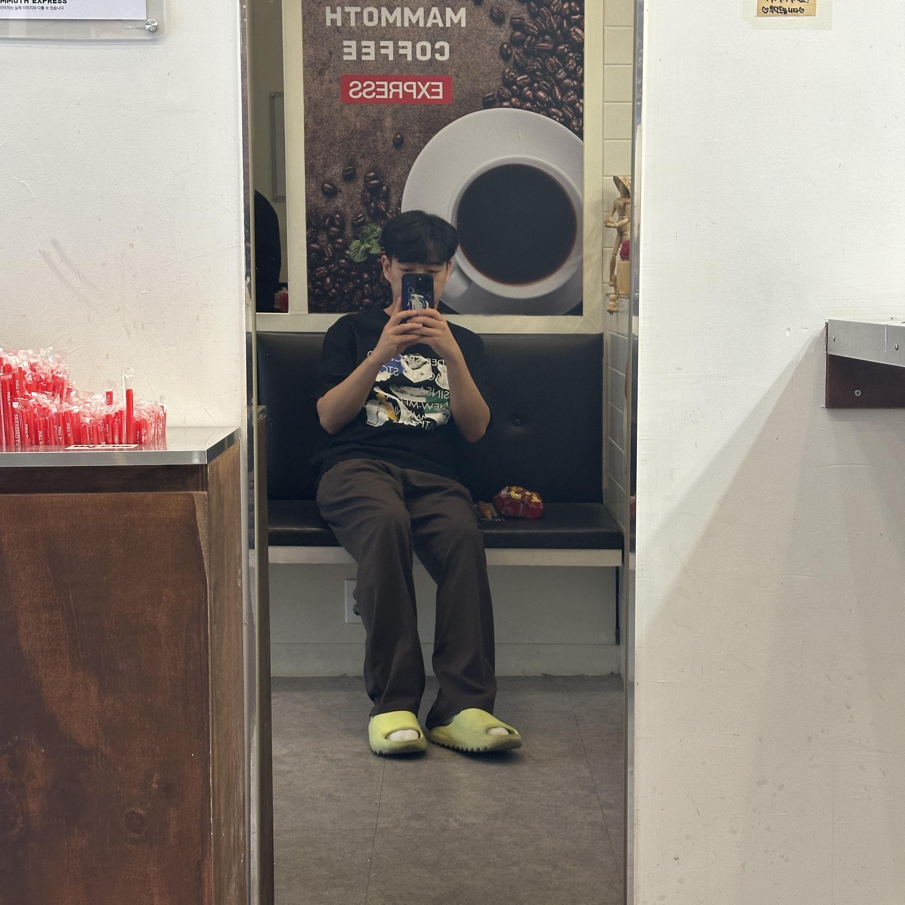 Ader Error Space 3.0 Sinsa T-Shirt Black, Adidas Yeezy Slide Glow Green 착용 스타일
