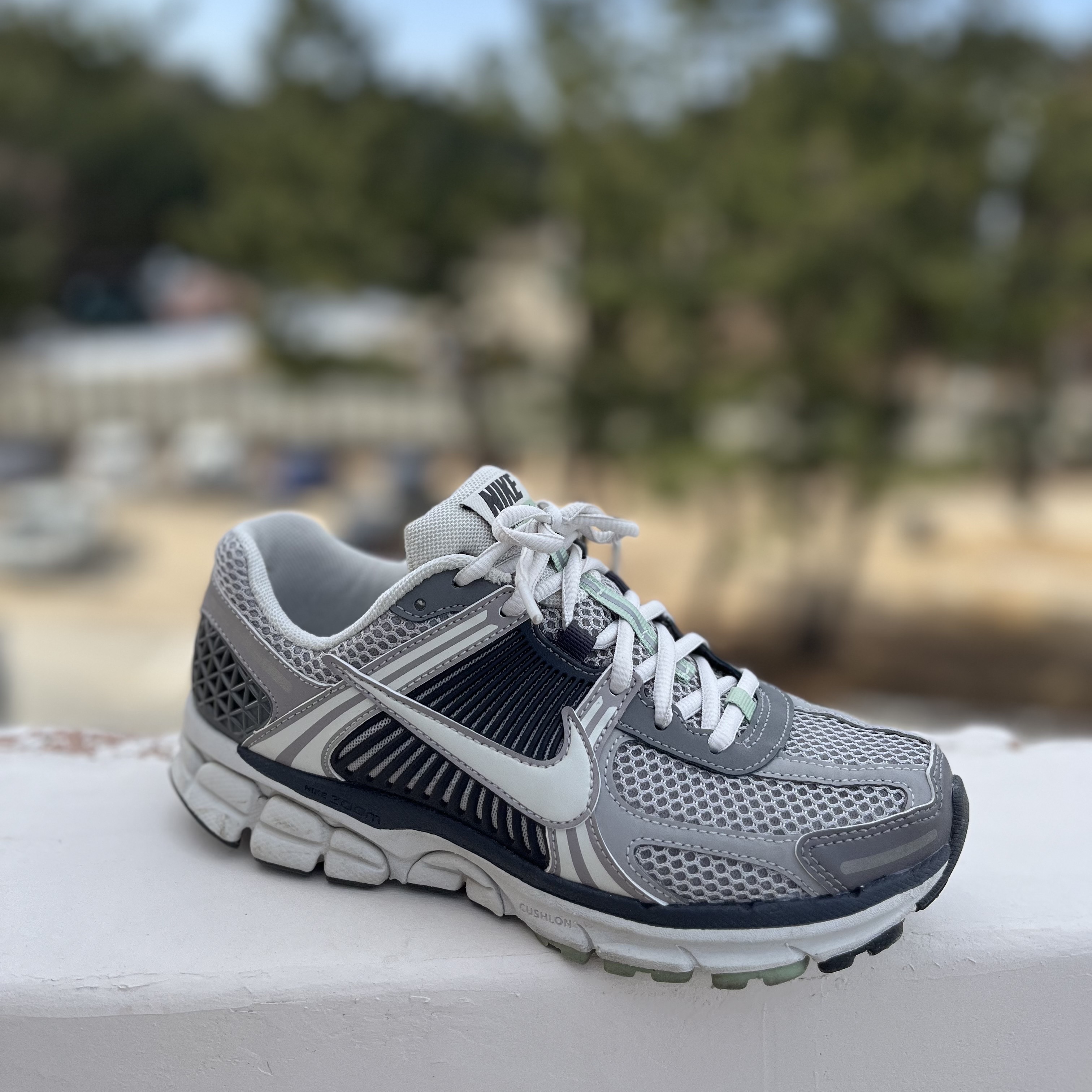 (W) Nike Zoom Vomero 5 Cobblestone and Flat Pewter 착용 스타일 - 2
