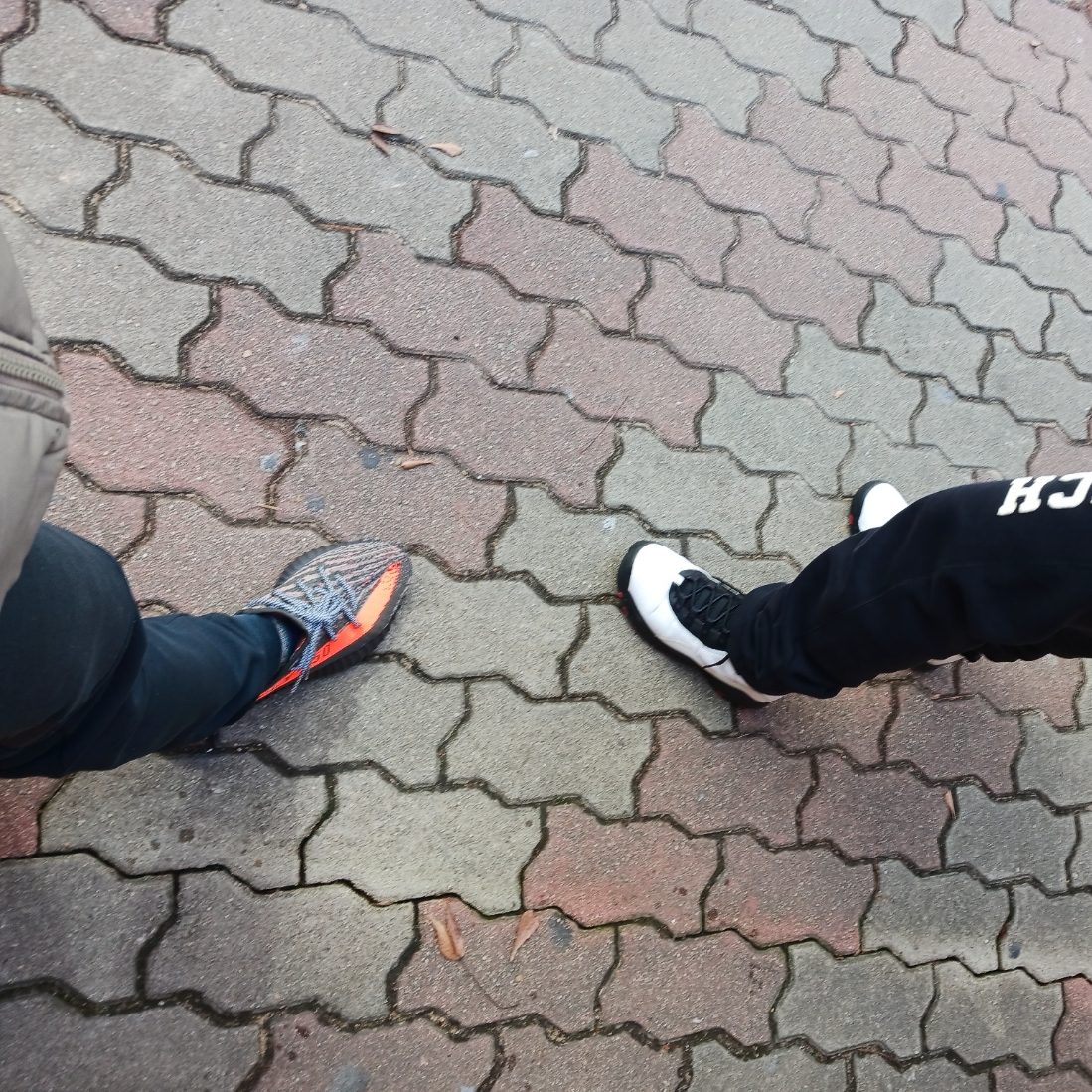 (GS) Jordan 10 Retro Double Nickel, Adidas Yeezy Boost 350 V2 Carbon Beluga 착용 스타일 - 1