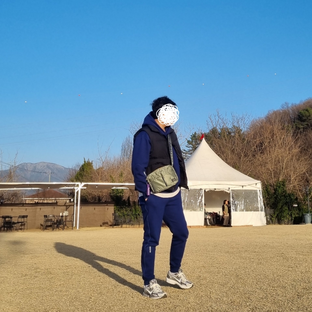 Nike x Drake Nocta Cardinal Stock Essential Hoodie Navy - US/EU, Nike x Drake Nocta Cardinal Stock Essential Fleece Pants Navy - US/EU 착용 스타일 - 2