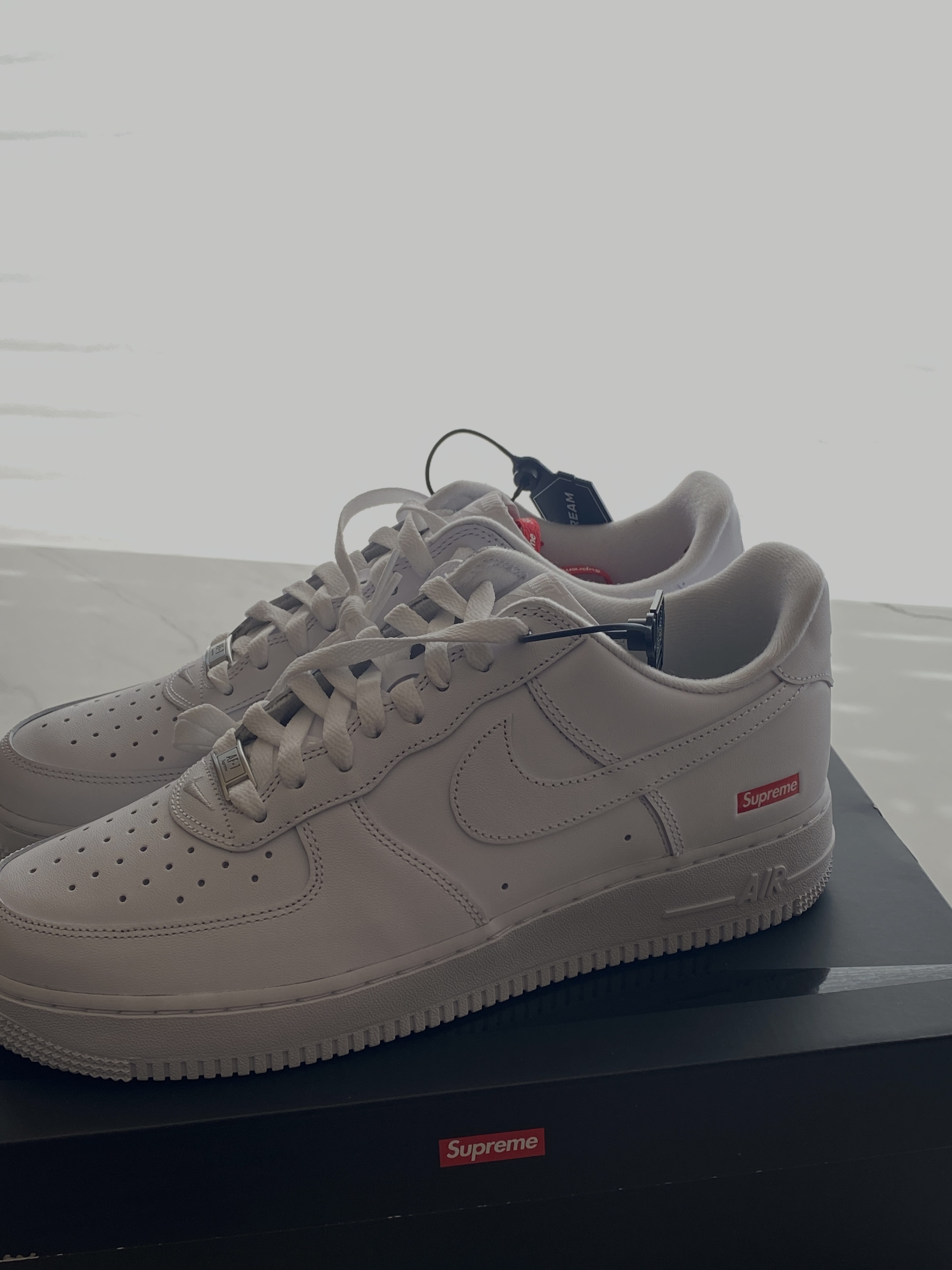 Nike x Supreme Air Force 1 Low White 착용 스타일