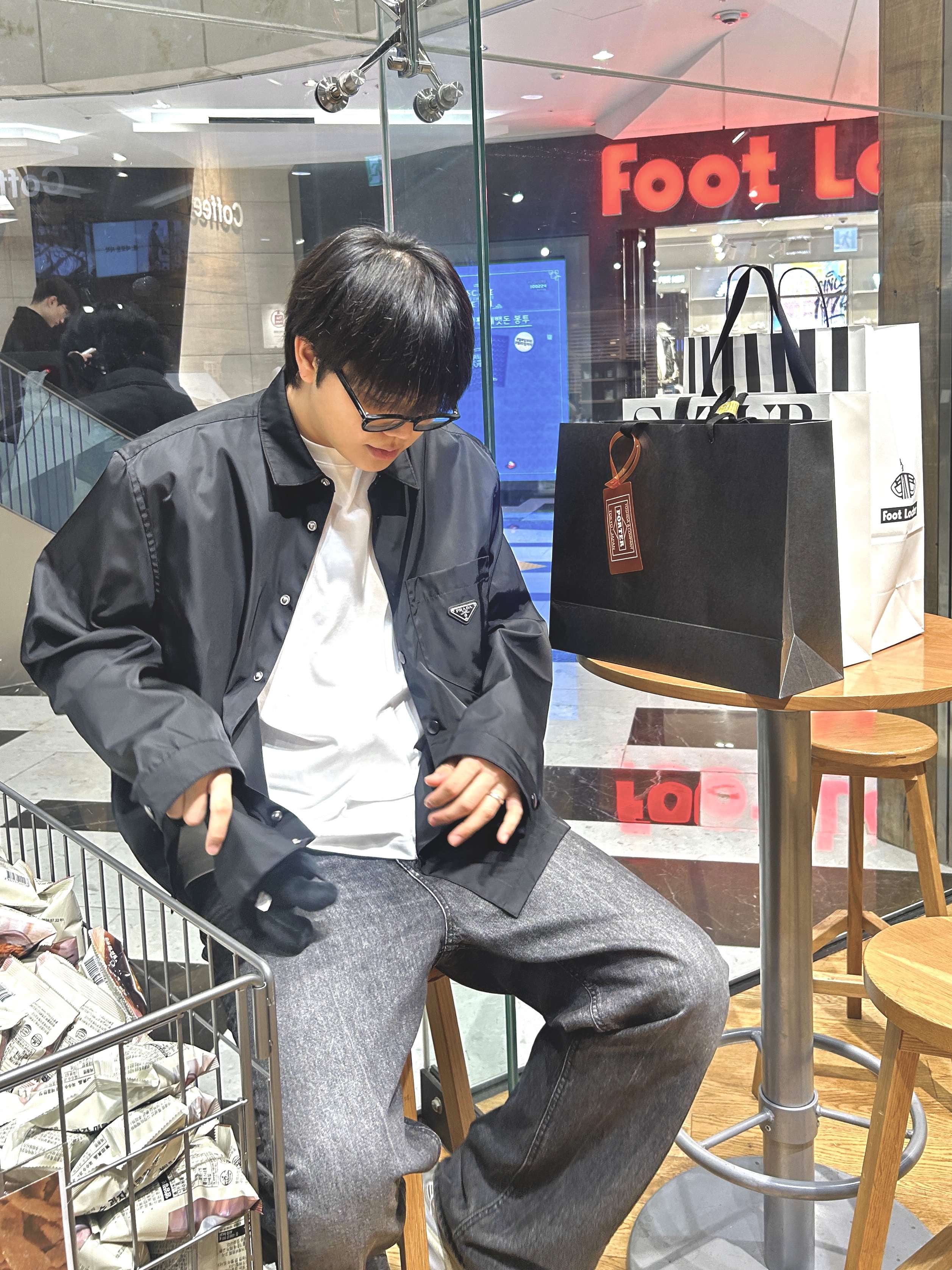 Prada Re-Nylon Shirt Black 착용 스타일