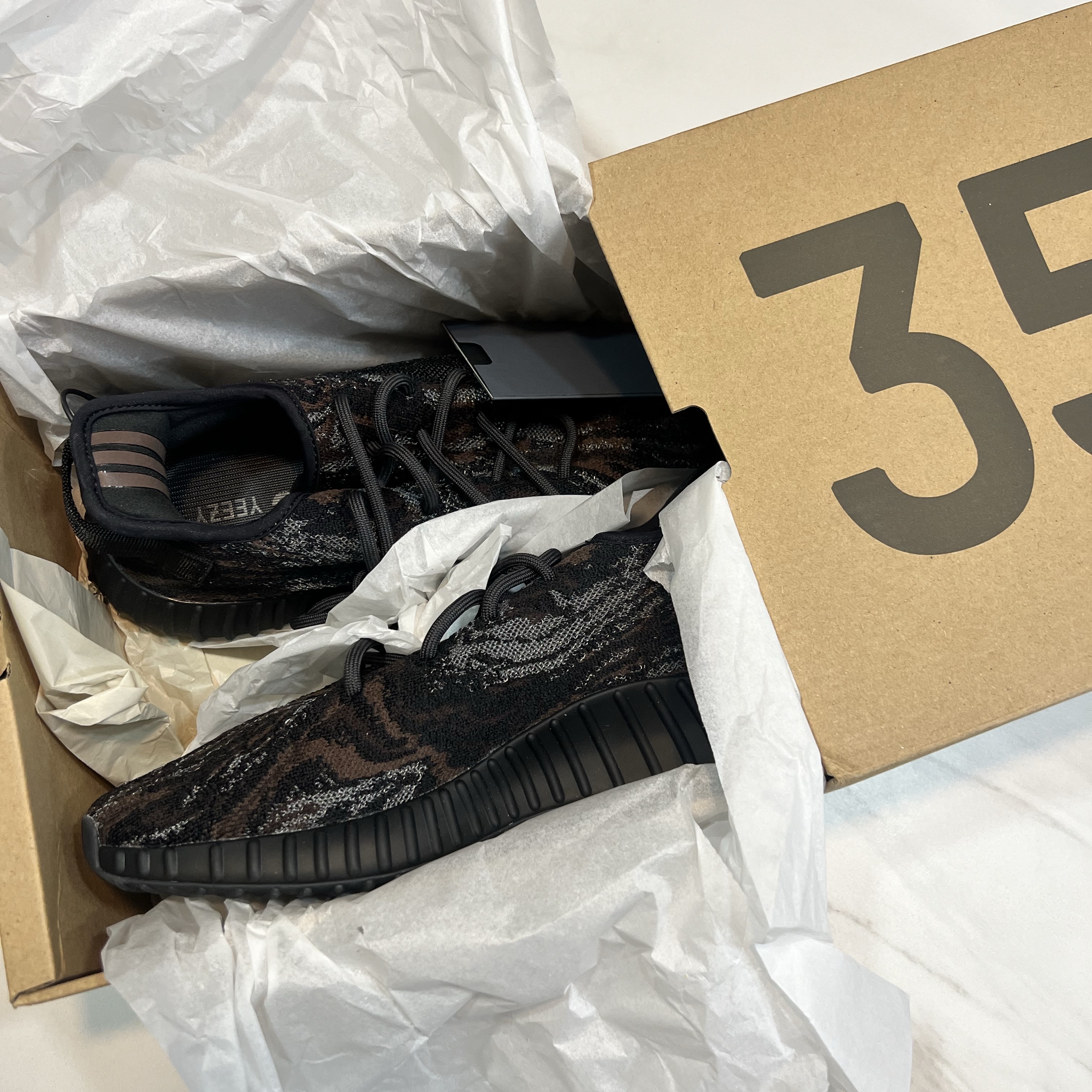 Adidas Yeezy Boost 350 V2 MX Rock 착용 스타일