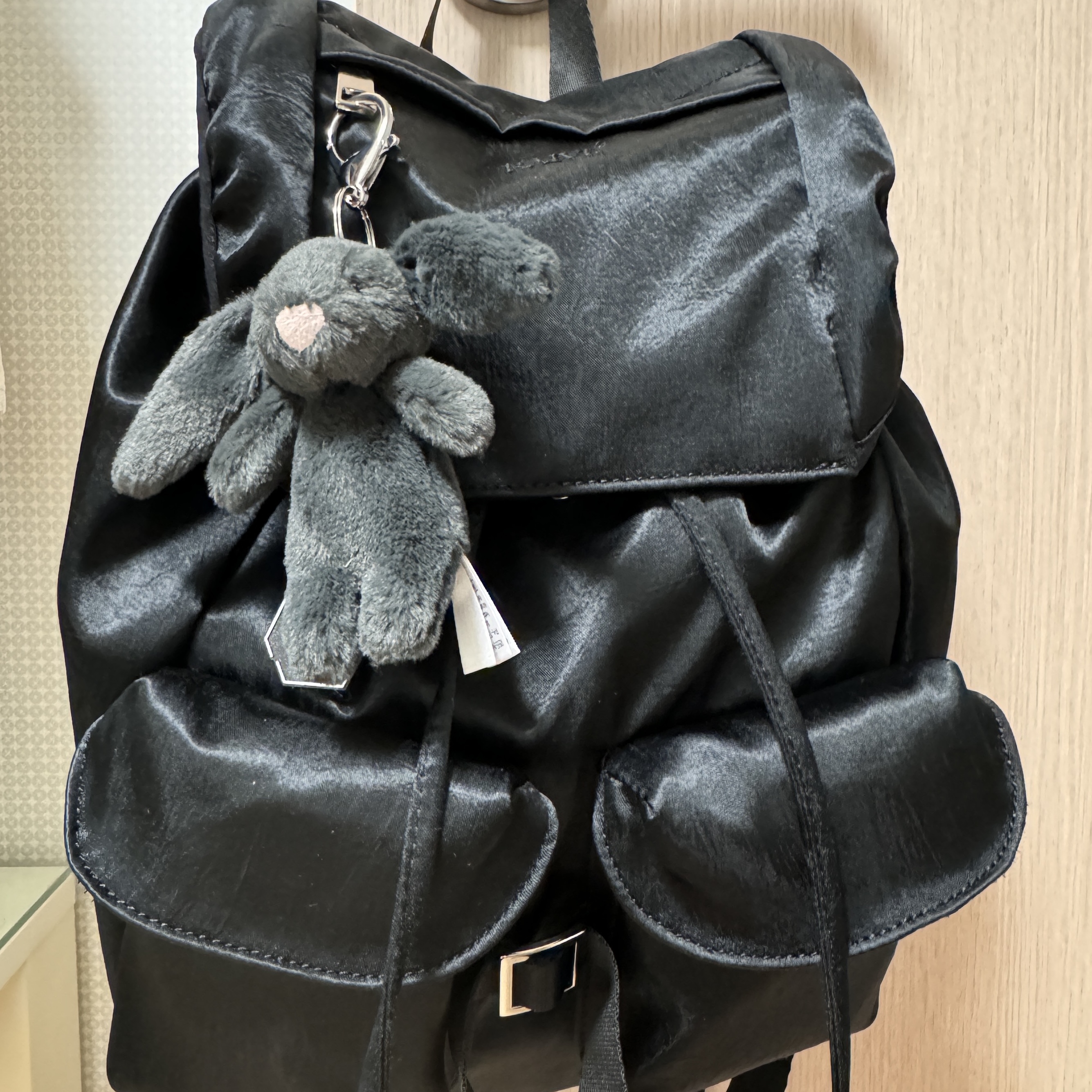 Jellycat Bashful Bunny Bag Charm Ink 착용 스타일