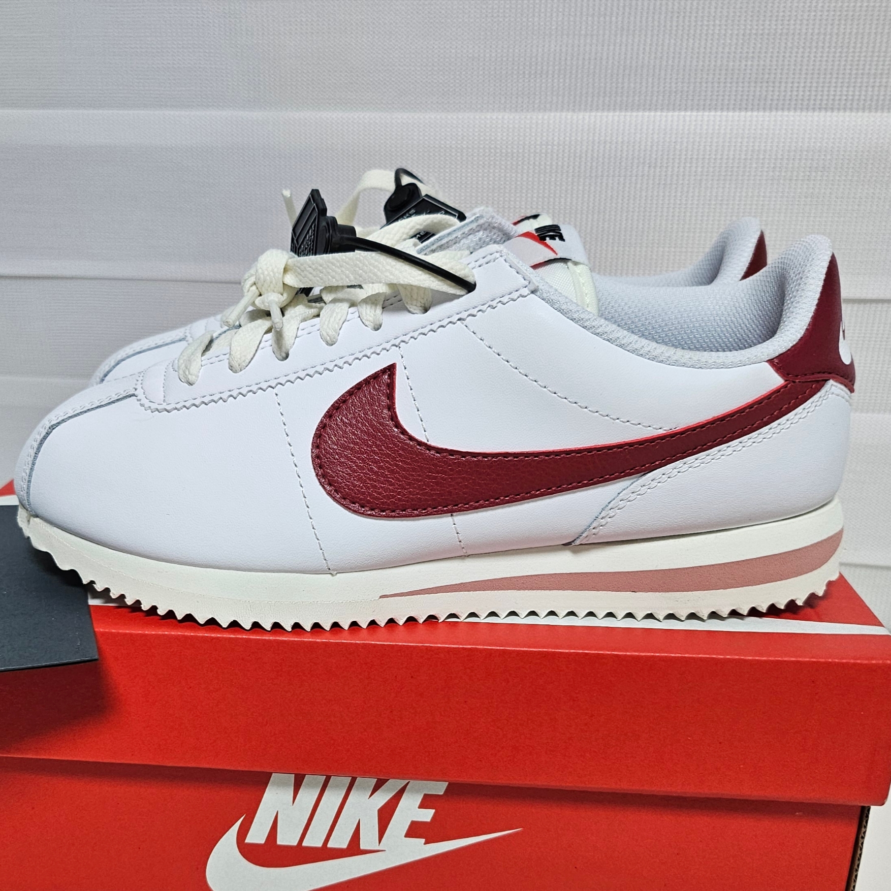 (W) Nike Cortez White Red Stardust 착용 스타일