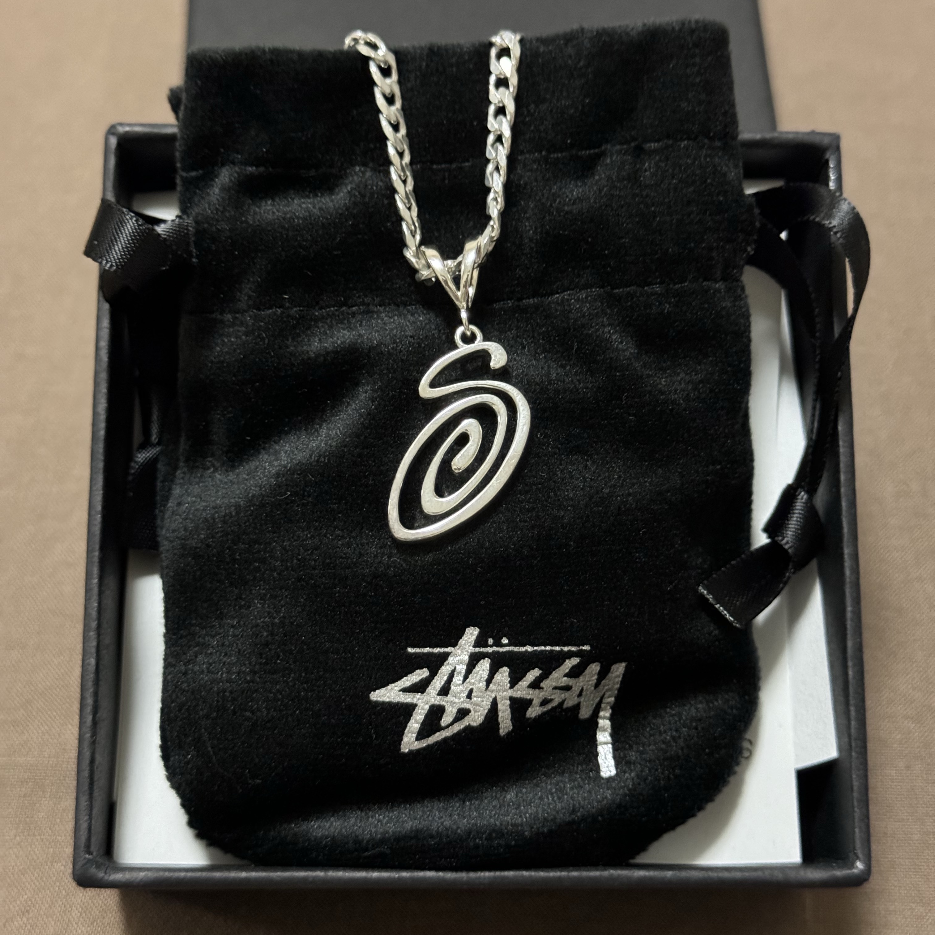 Stussy Swirly S Chain Sterling Silver 착용 스타일 - 2