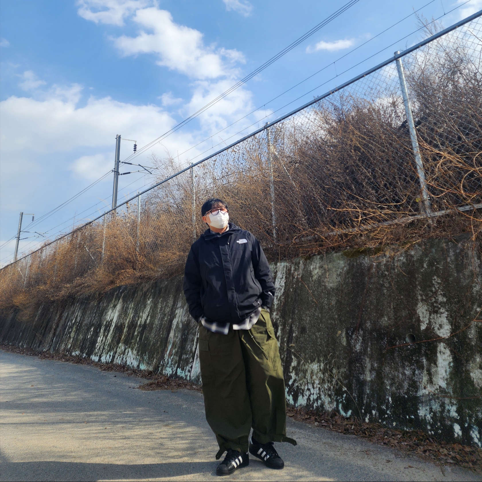 The North Face Hi Mountain Jacket Black, Adidas Superstar Core Black White 착용 스타일 - 2