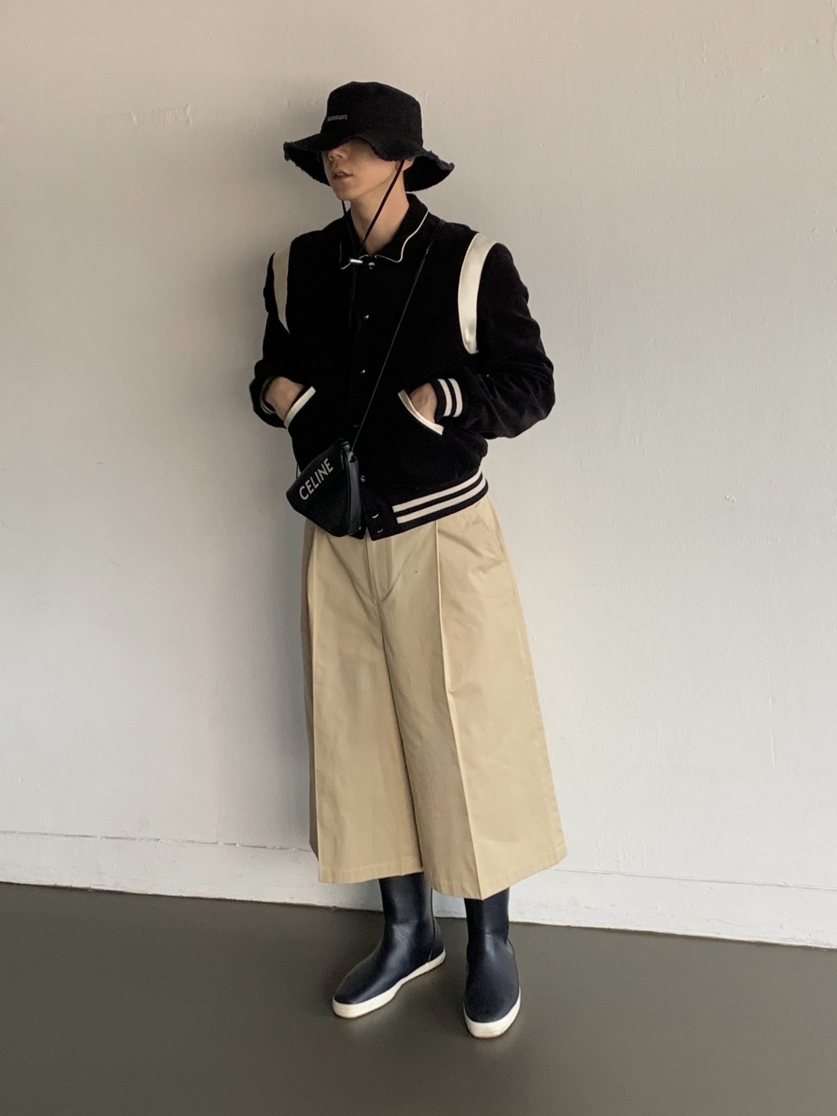 Jacquemus Le Bob Artichaut Bucket Hat Black, Celine Teddy Jacket in Corduroy Black 착용 스타일 - 1