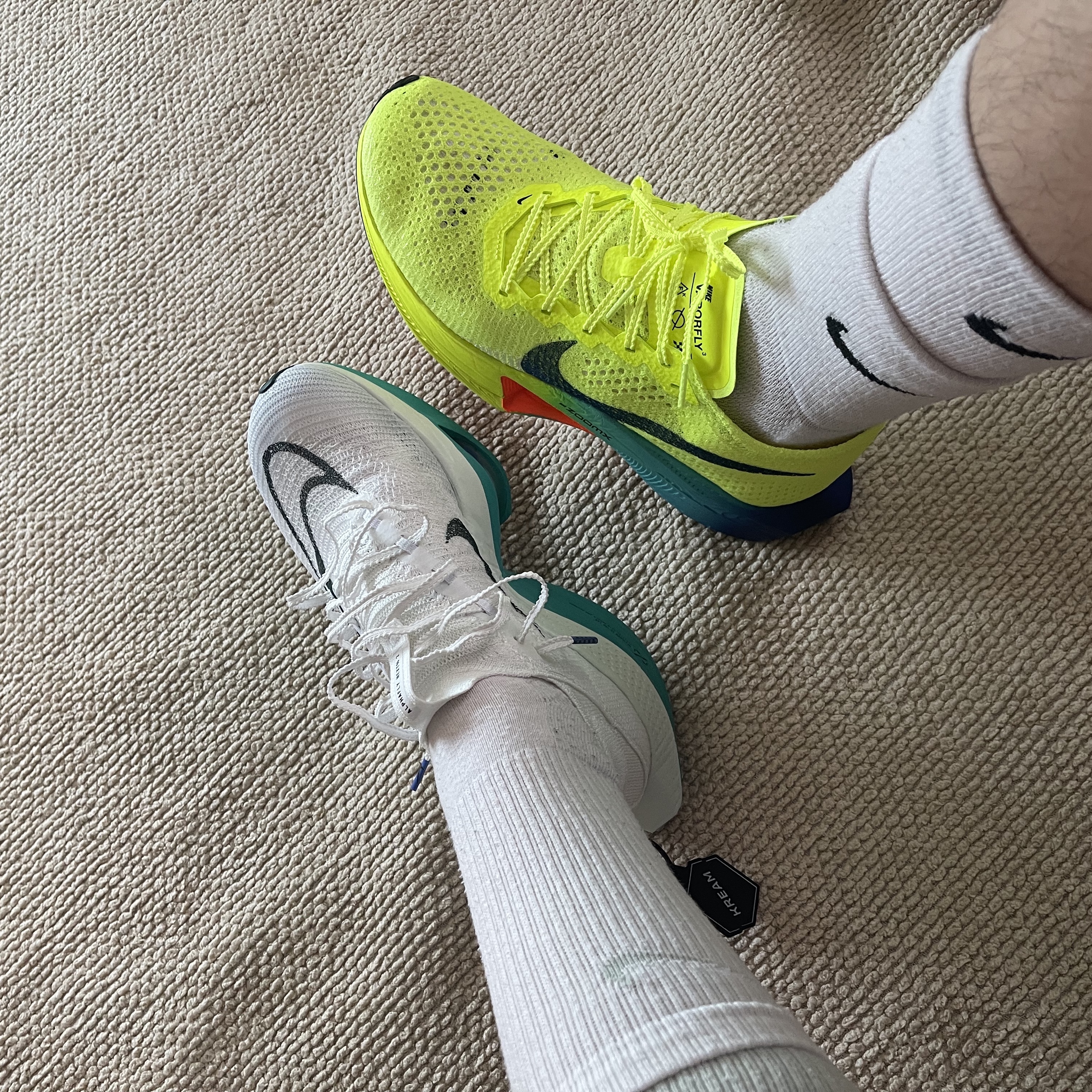 Nike ZoomX Vaporfly Next% 3 Volt Scream Green, (W) Nike Air Zoom Alphafly Next% 2 White Deep Jungle 착용 스타일 - 5