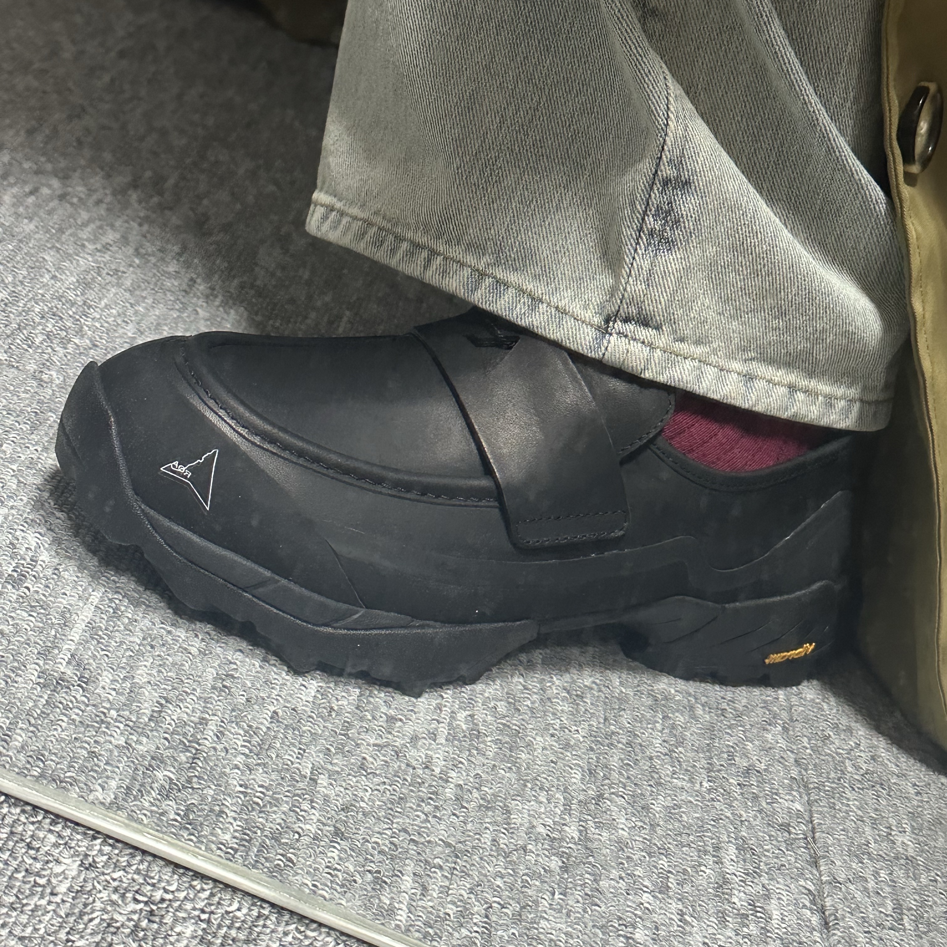Roa Hiking Loafer Black 착용 스타일 - 2
