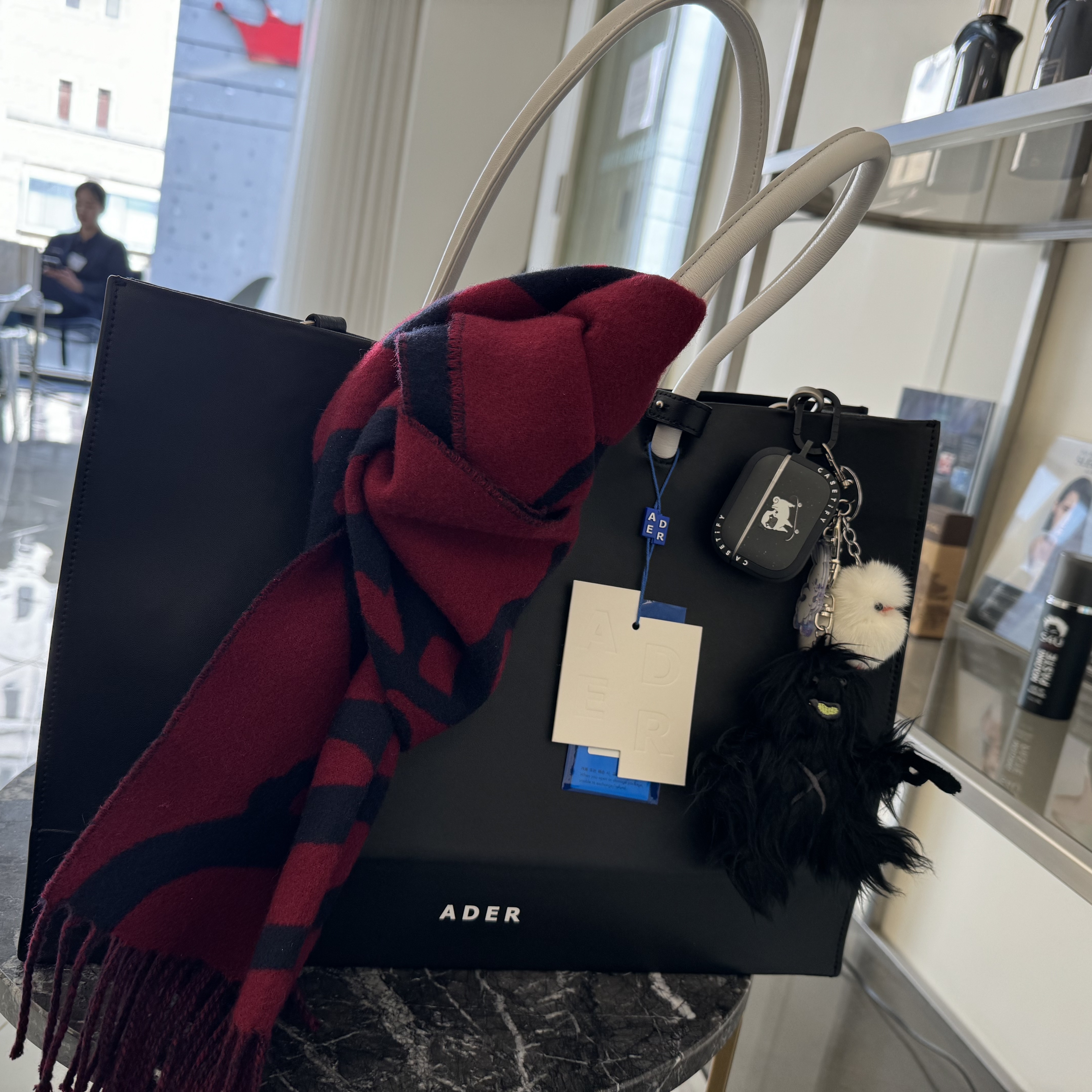 Ader Error Wide Shopper Bag Noir 착용 스타일