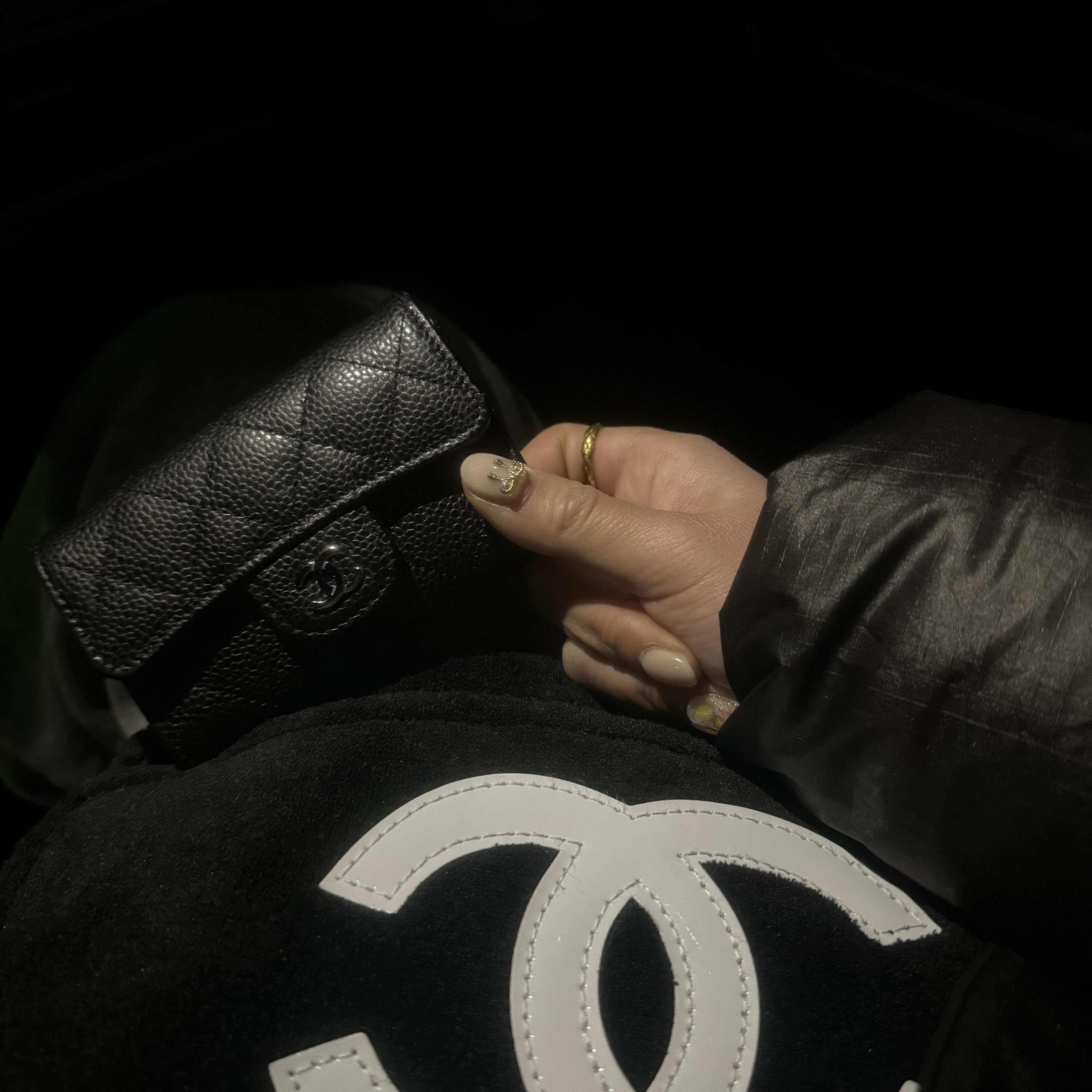 Chanel Classic Card Holder Grained Calfskin & Silver Black 착용 스타일
