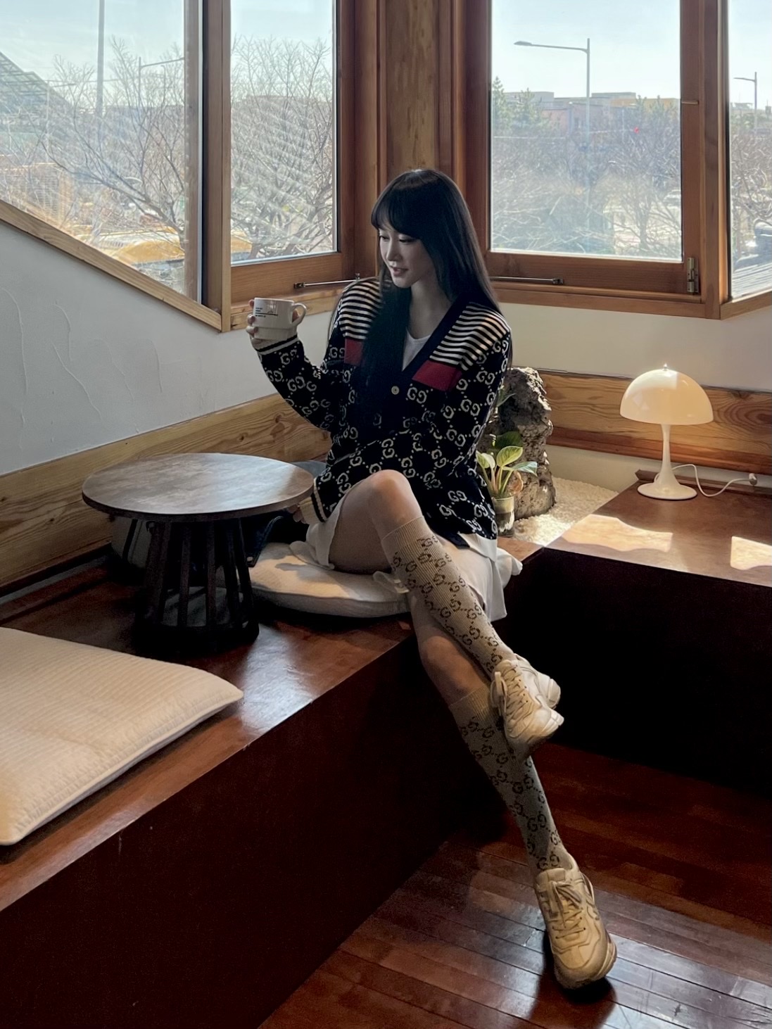 (W) Gucci Rhyton Leather Sneakers Logo, Gucci GG Check Knit Wool Cardigan Blue White 착용 스타일 - 2