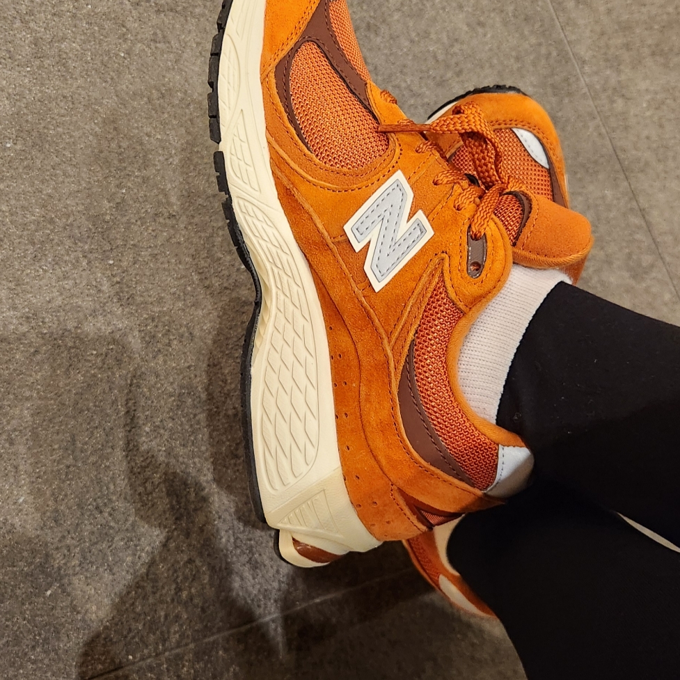 New Balance 2002R Rust Oxide 착용 스타일