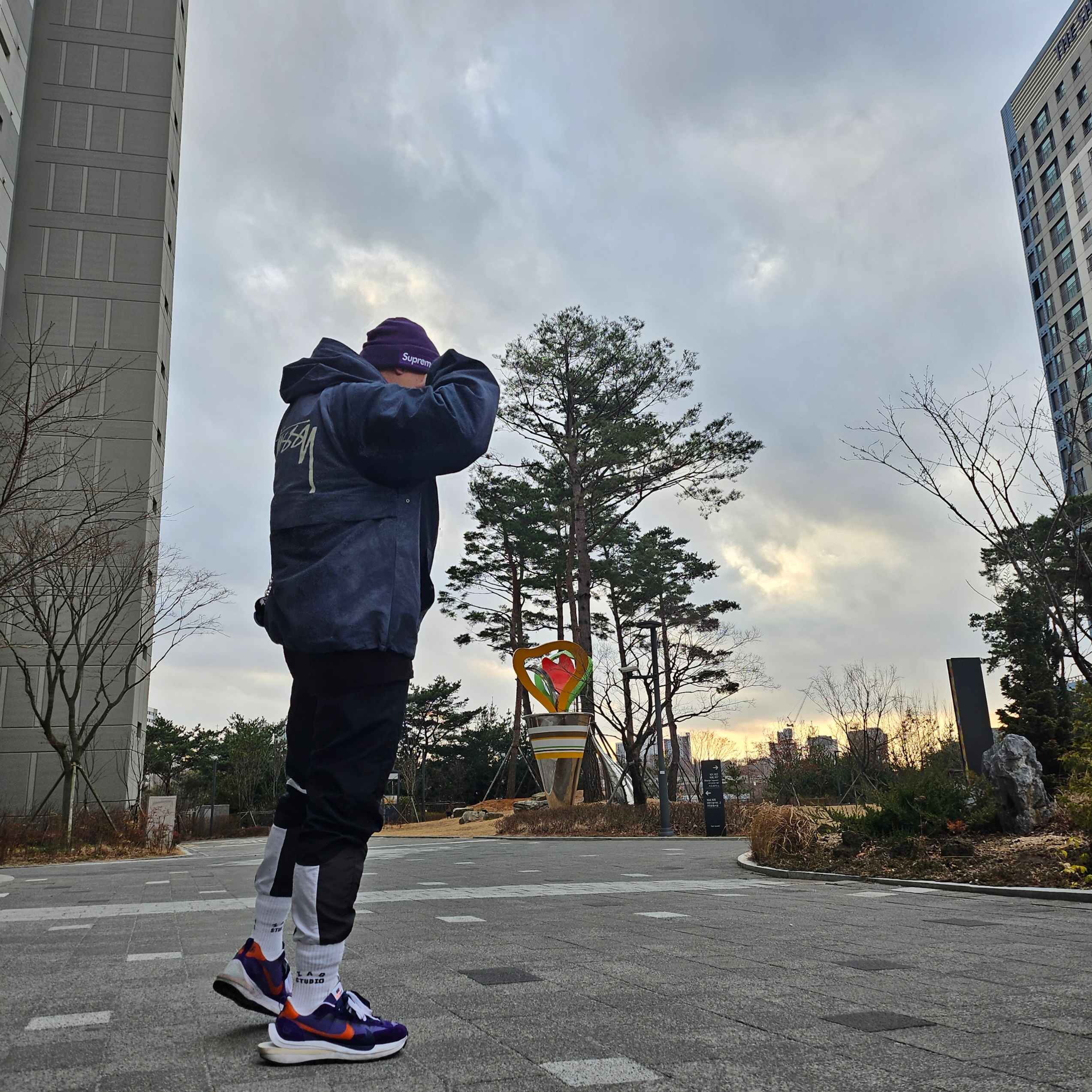 Supreme New Era Box Logo Beanie Dark Purple - 23FW, Nike x Sacai VaporWaffle Dark Iris 착용 스타일 - 2