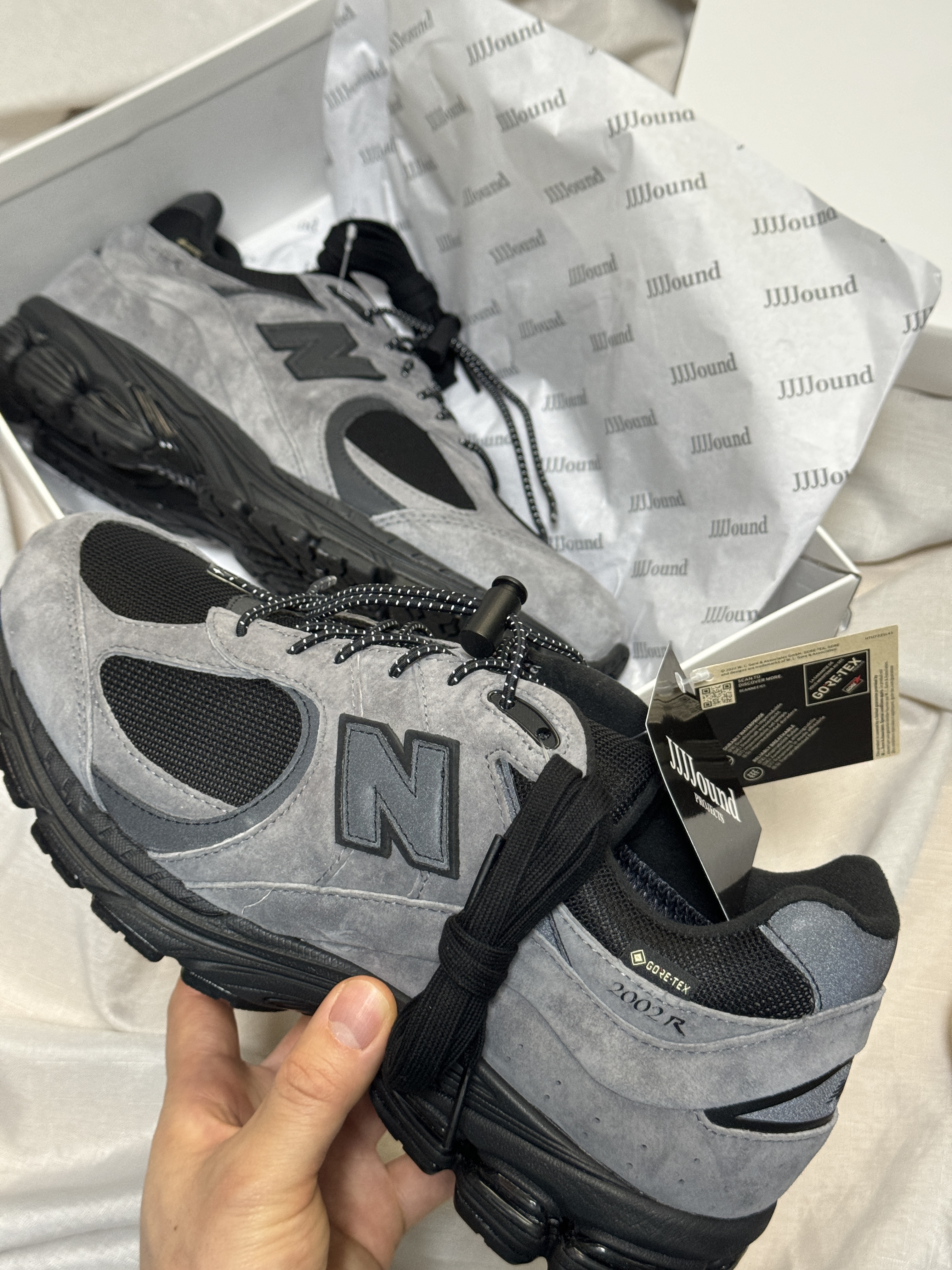 New Balance x JJJJound 2002R Gore-Tex Charcoal 착용 스타일