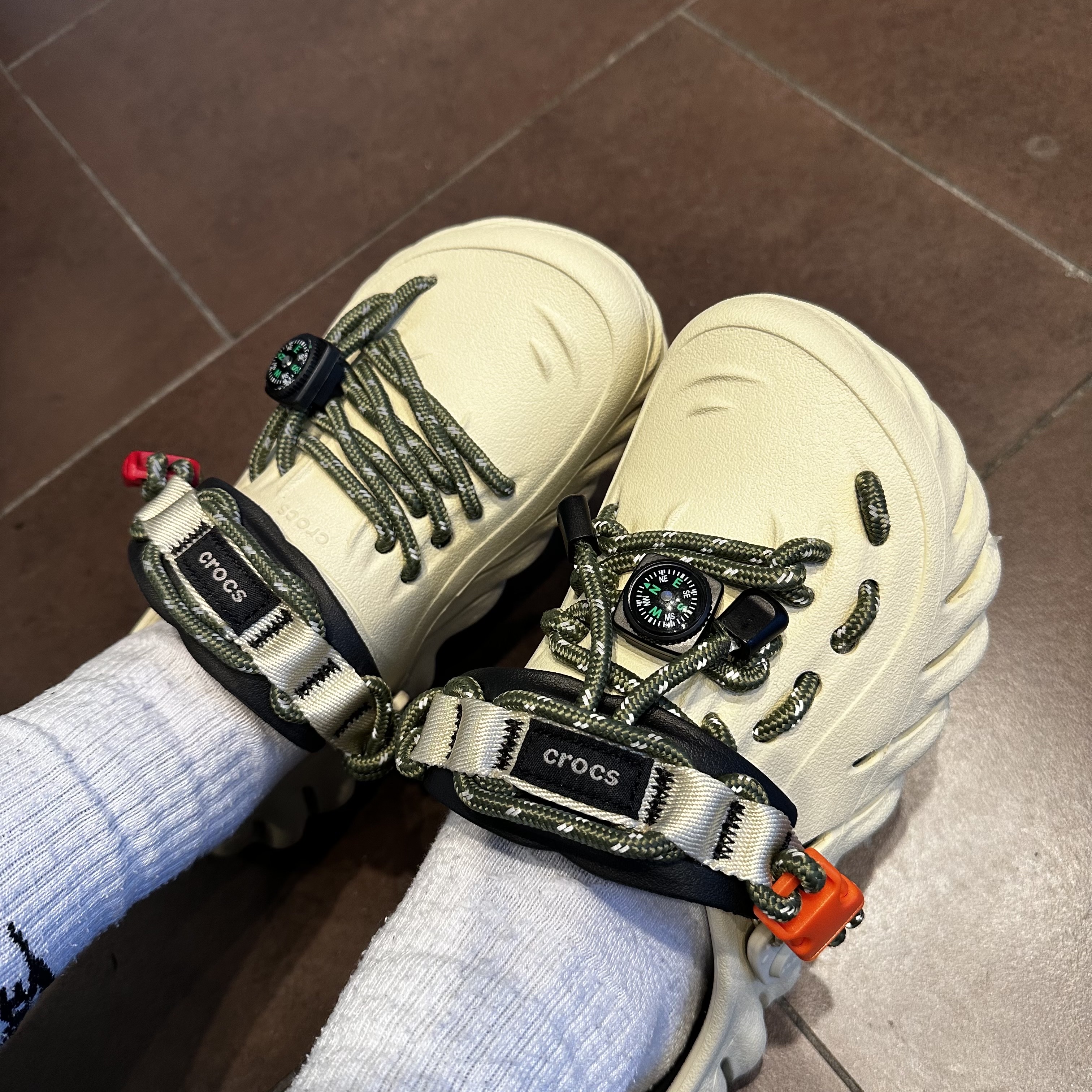 Crocs Echo Clog Bone Black 착용 스타일 - 1