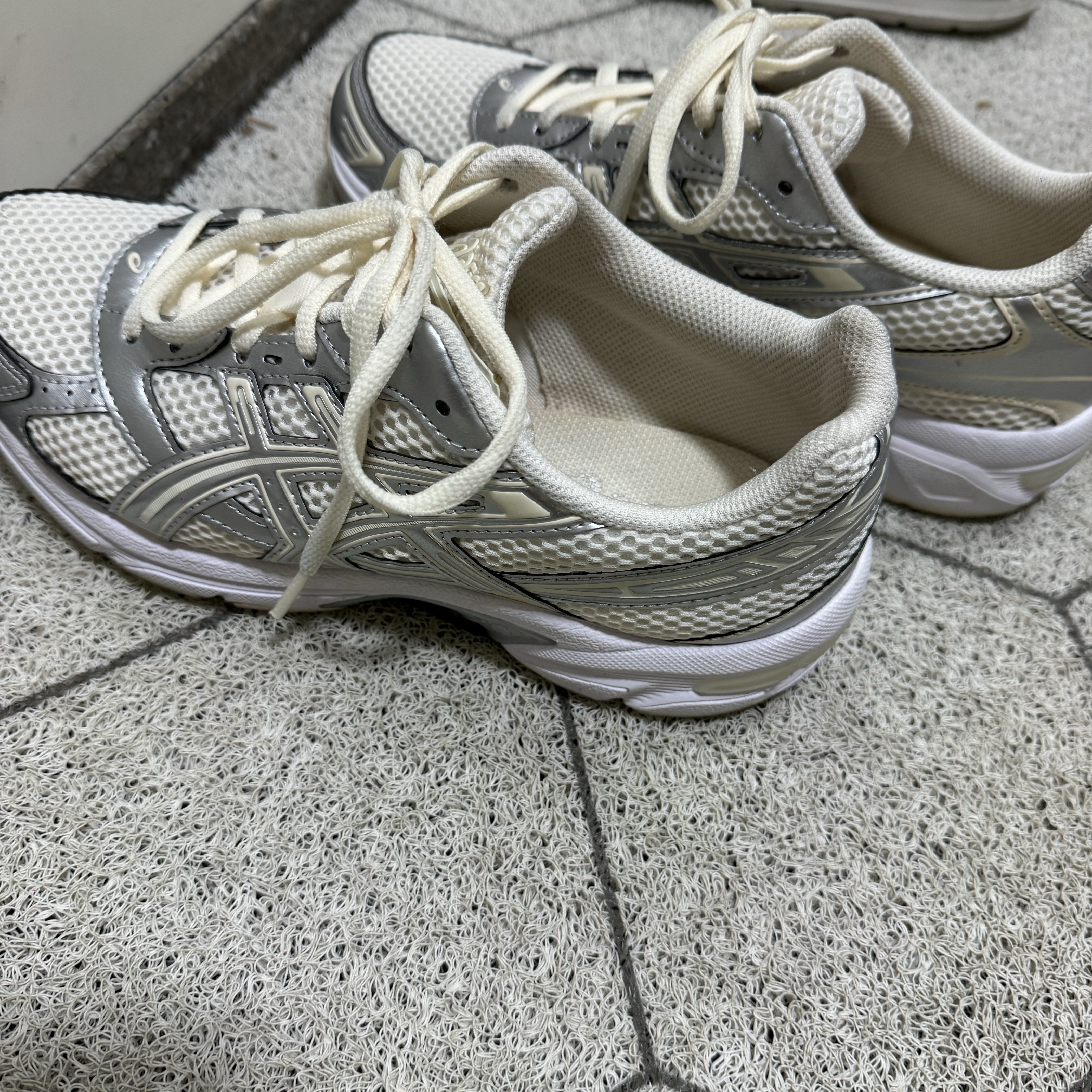 (W) Asics Gel-1130 Cream Pure Silver 착용 스타일