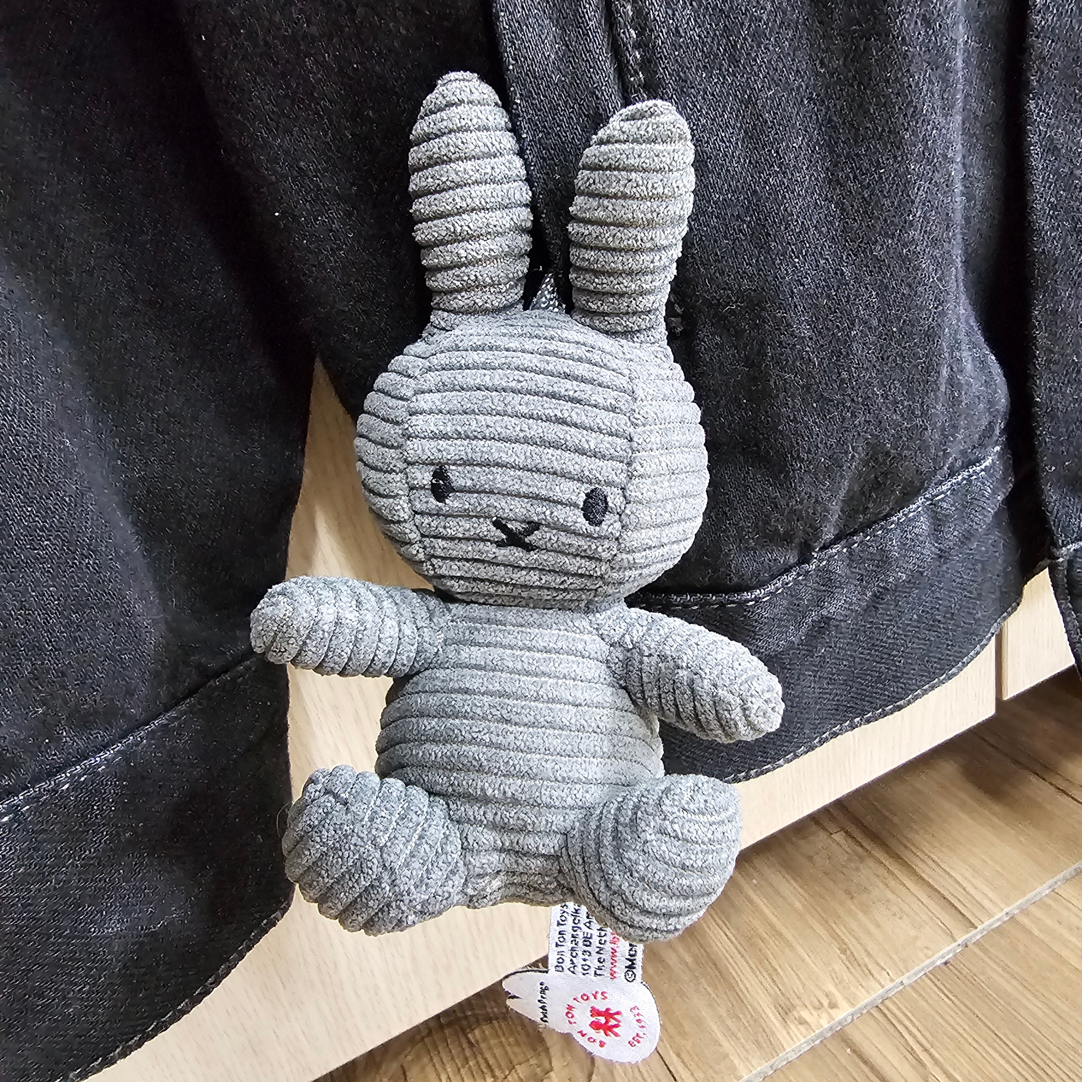 Miffy x Bon Ton Toys Keychain Corduroy Grey 착용 스타일 - 4