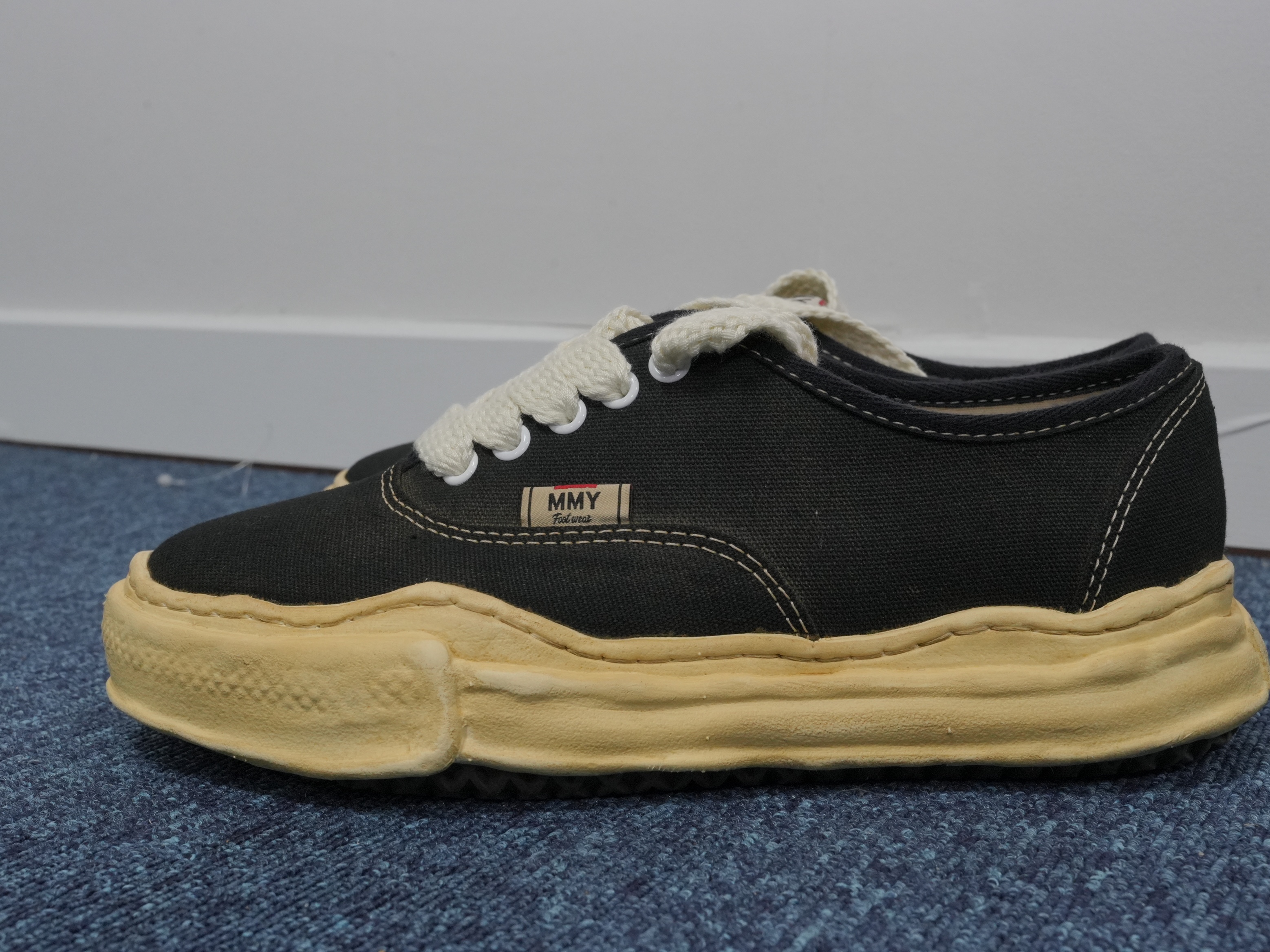 Maison Mihara Yasuhiro Baker OG Sole OD Canvas Low-top Sneakers Black 착용 스타일 - 2