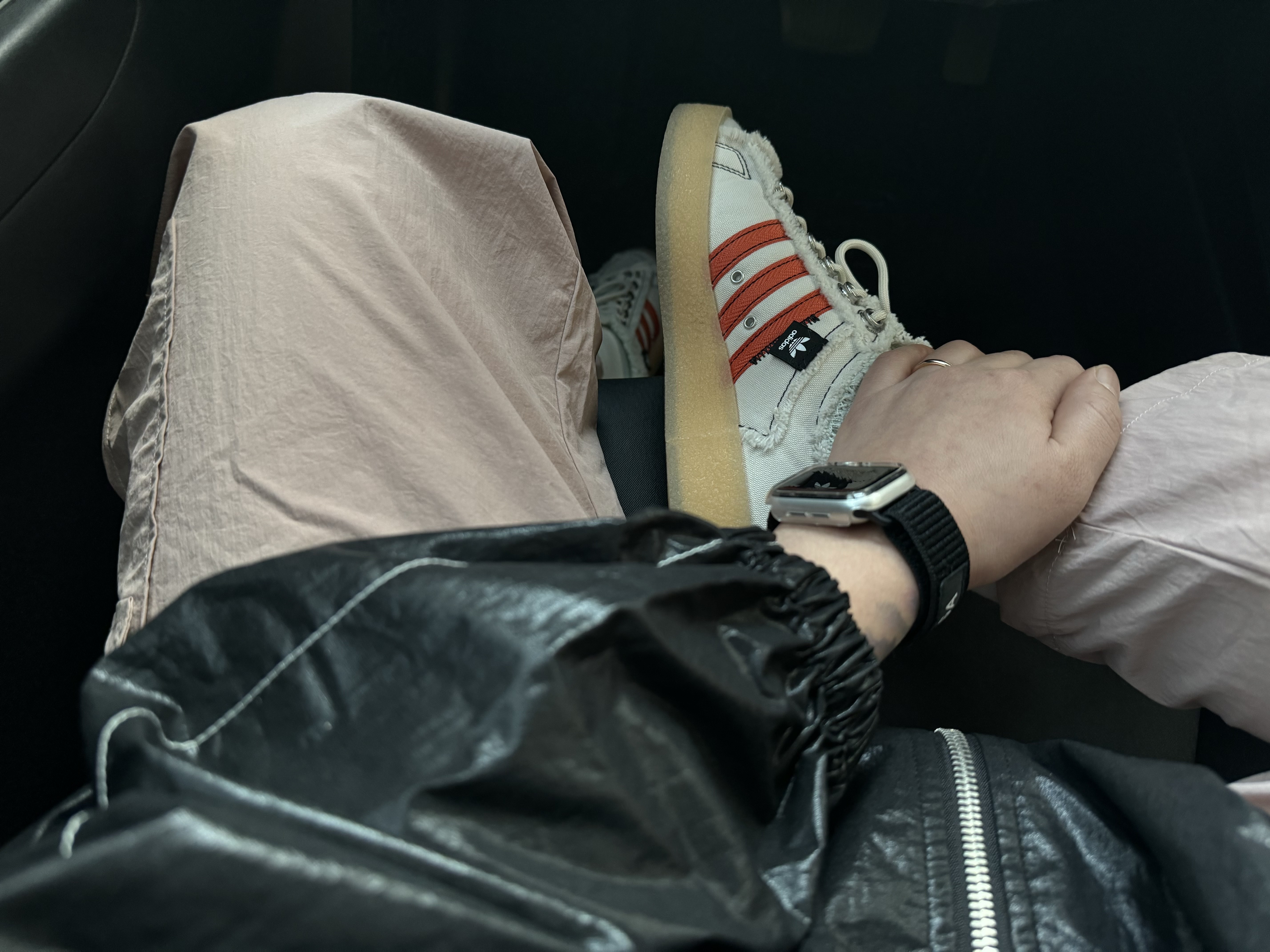 Adidas x Song for the Mute Campus 80s Bliss Core Black, (W) Matin Kim Logo Coating Jumper Black 착용 스타일